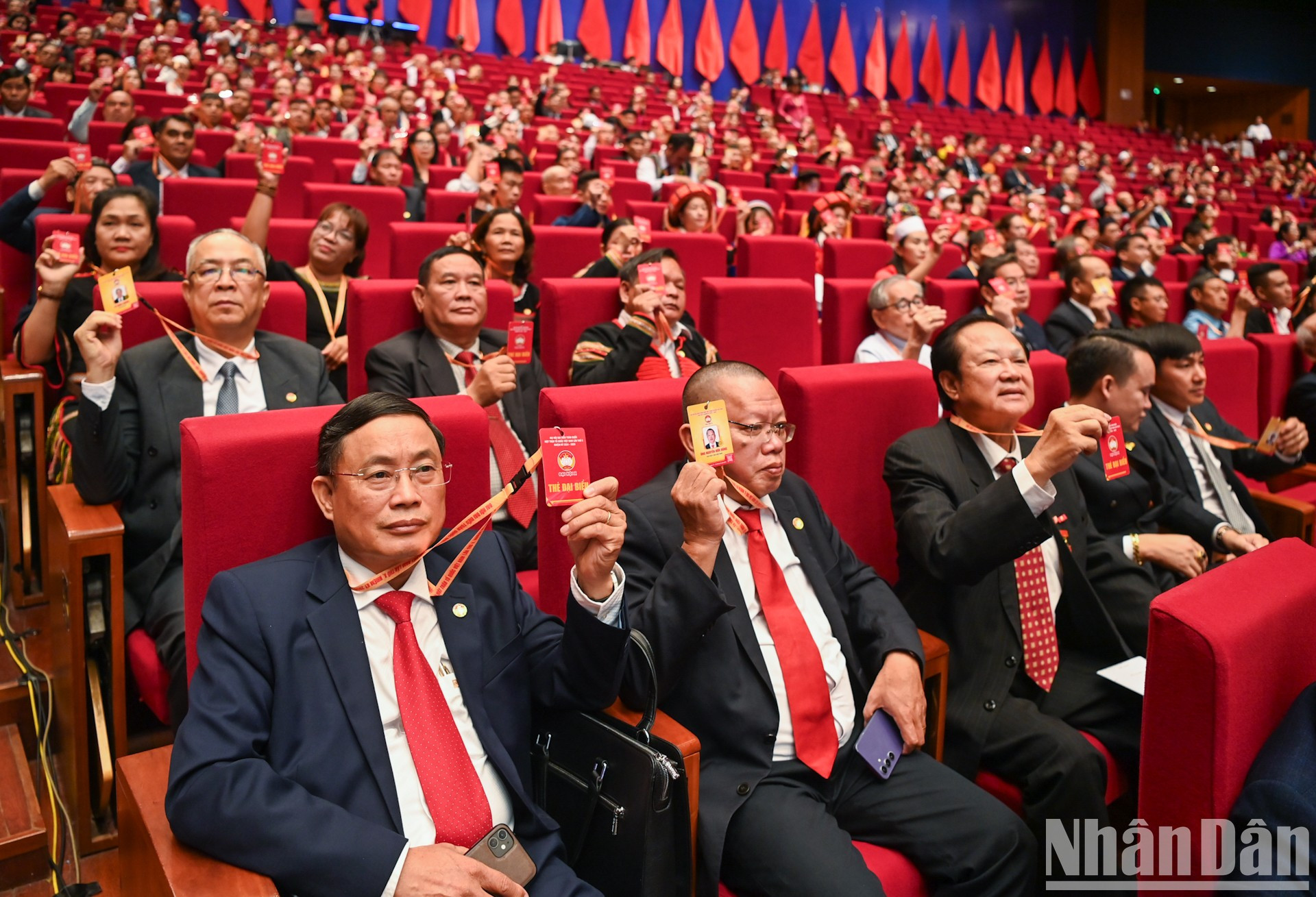 Los delegados aprueban la Resolución del X Comité Central de Frente de Patria de Vietnam. Los delegados aprueban la Resolución del X Comité Central de Frente de Patria de Vietnam.