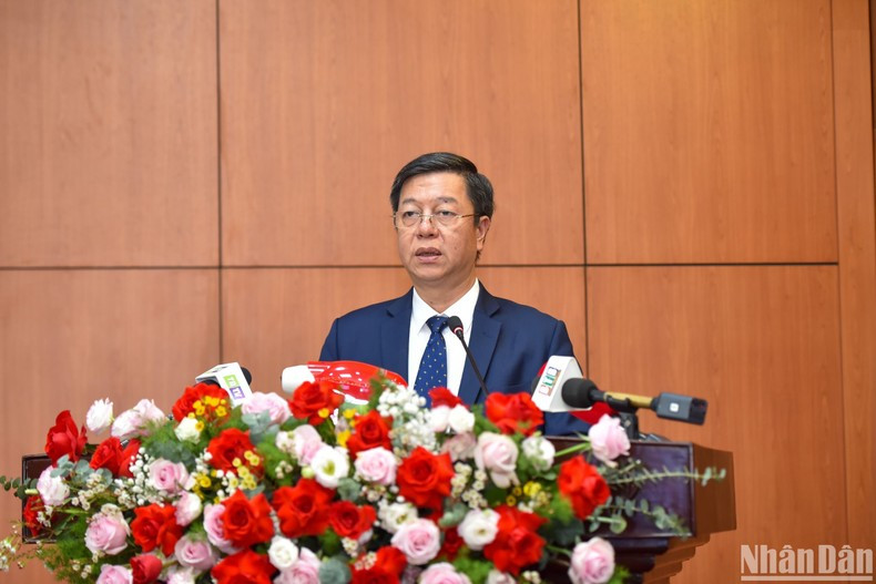 El director y redactor en jefe de la Editorial Política Nacional Su That (Verdad), Vu Trong Lam pronuncia el discurso de apertura de la conferencia. (Foto: NHAT QUANG)