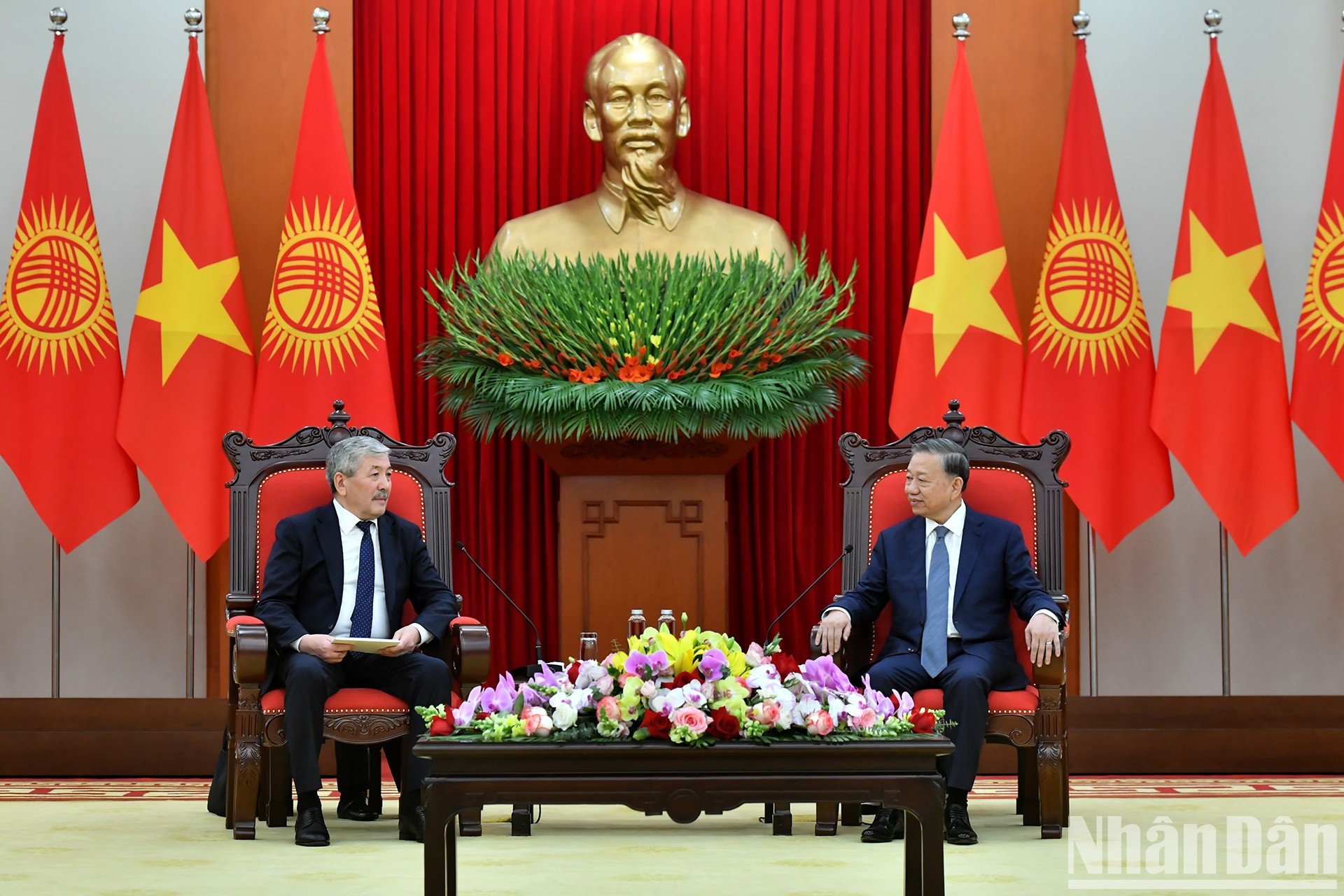 El máximo dirigente partidista de Vietnam dialoga con el premier de Kirguistán.