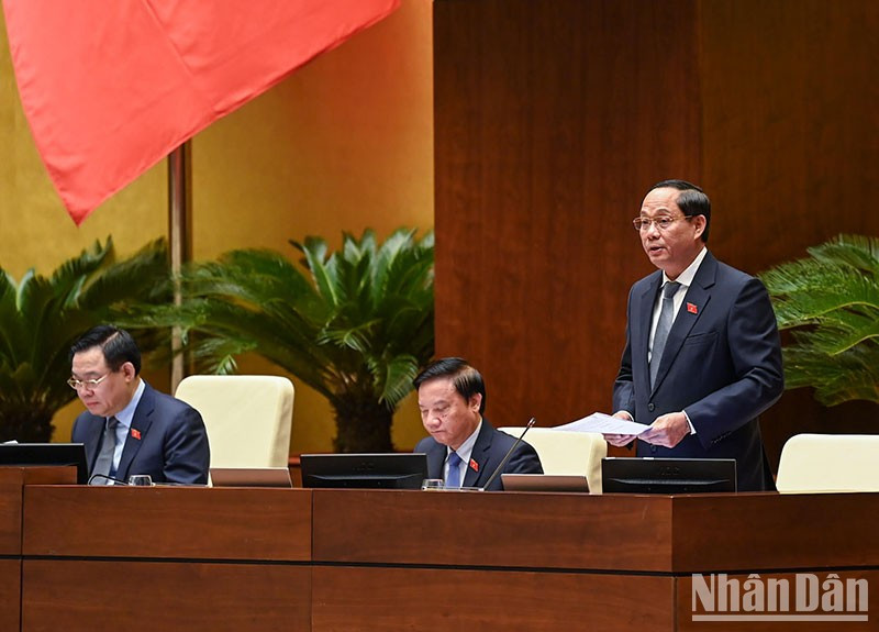 El vicepresidente de la ANV, Tran Quang Phuong, modera el debate sobre la Ley de Identificación Ciudadana (enmendada).