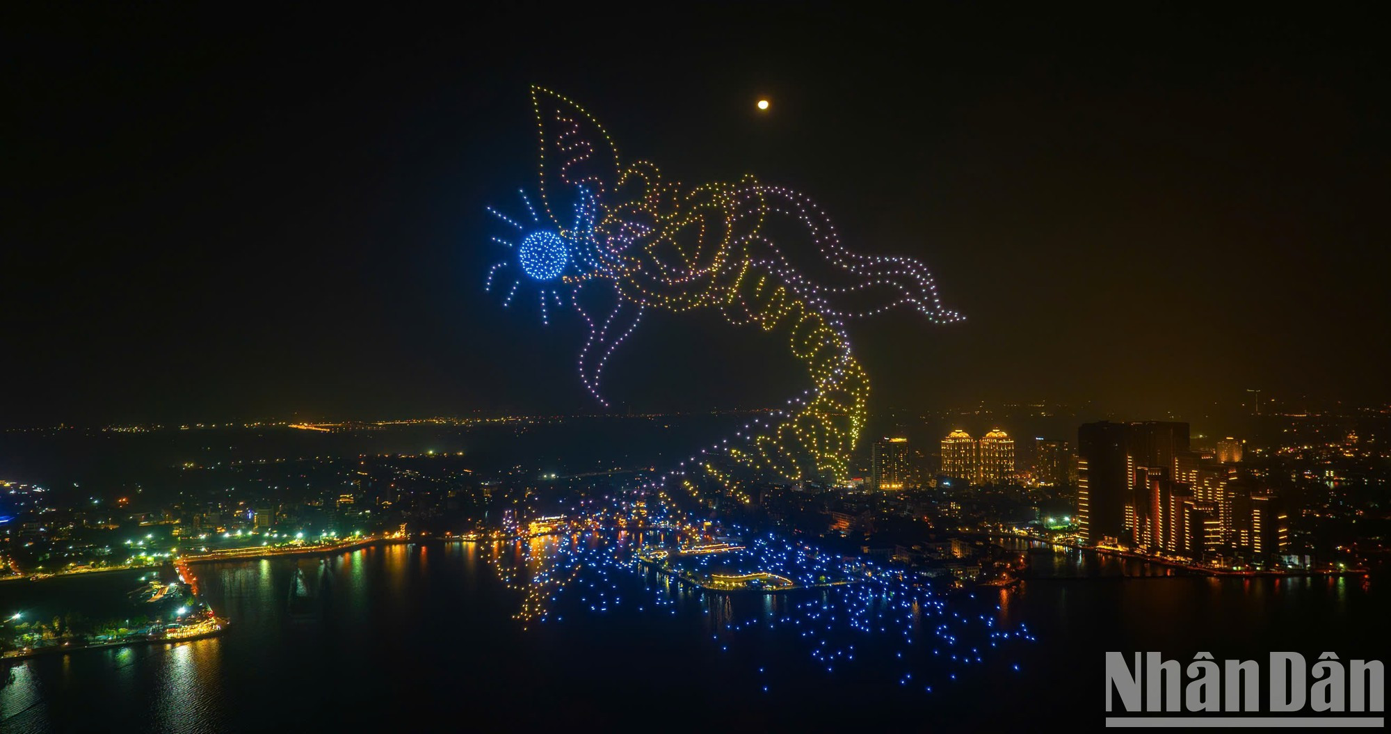 El espectáculo de luces con drones recrea la imagen de un dragón en el cielo nocturno del lago del Oeste. El dragón no solo es un símbolo de Hanói, sino que también simboliza las aspiraciones de los habitantes de la capital en la era de engrandecimiento nacional. El espectáculo de luces con drones recrea la imagen de un dragón en el cielo nocturno del lago del Oeste. El dragón no solo es un símbolo de Hanói, sino que también simboliza las aspiraciones de los habitantes de la capital en la era de engrandecimiento nacional.