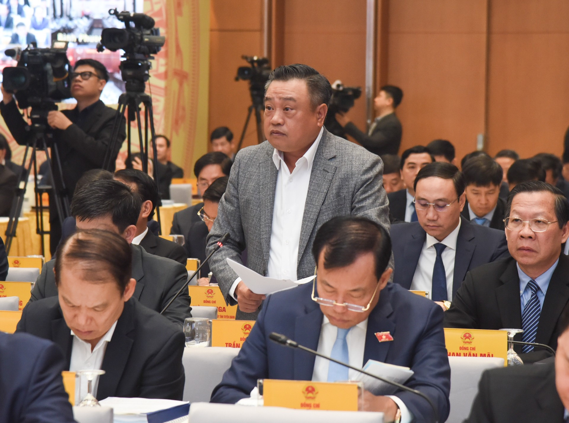El presidente del Comité Popular de Hanói, Tran Sy Thanh, habla en la cita. El presidente del Comité Popular de Hanói, Tran Sy Thanh, habla en la cita.