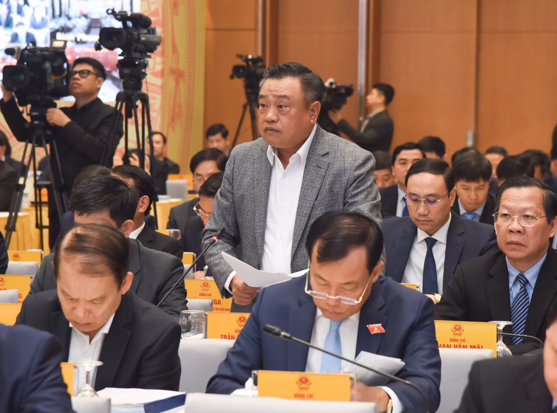 El presidente del Comité Popular de Hanói, Tran Sy Thanh, habla en la cita. El presidente del Comité Popular de Hanói, Tran Sy Thanh, habla en la cita.