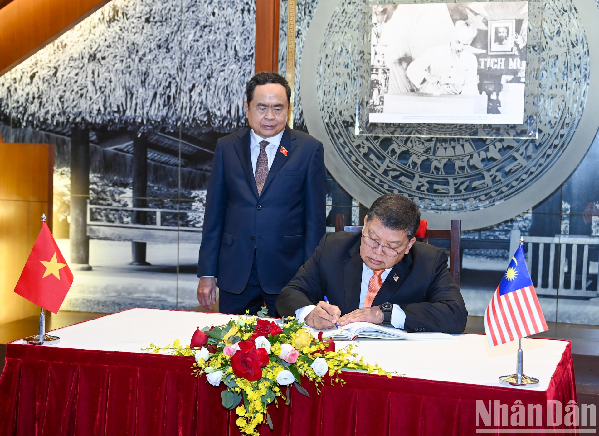 El legislador malasio firma el Libro Dorado de Recuerdo en la Sala de Tradición de la Asamblea Nacional de Vietnam.