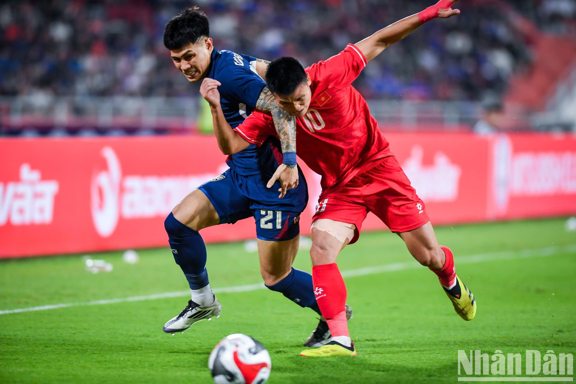 El partido empieza con tensión. El partido empieza con tensión.