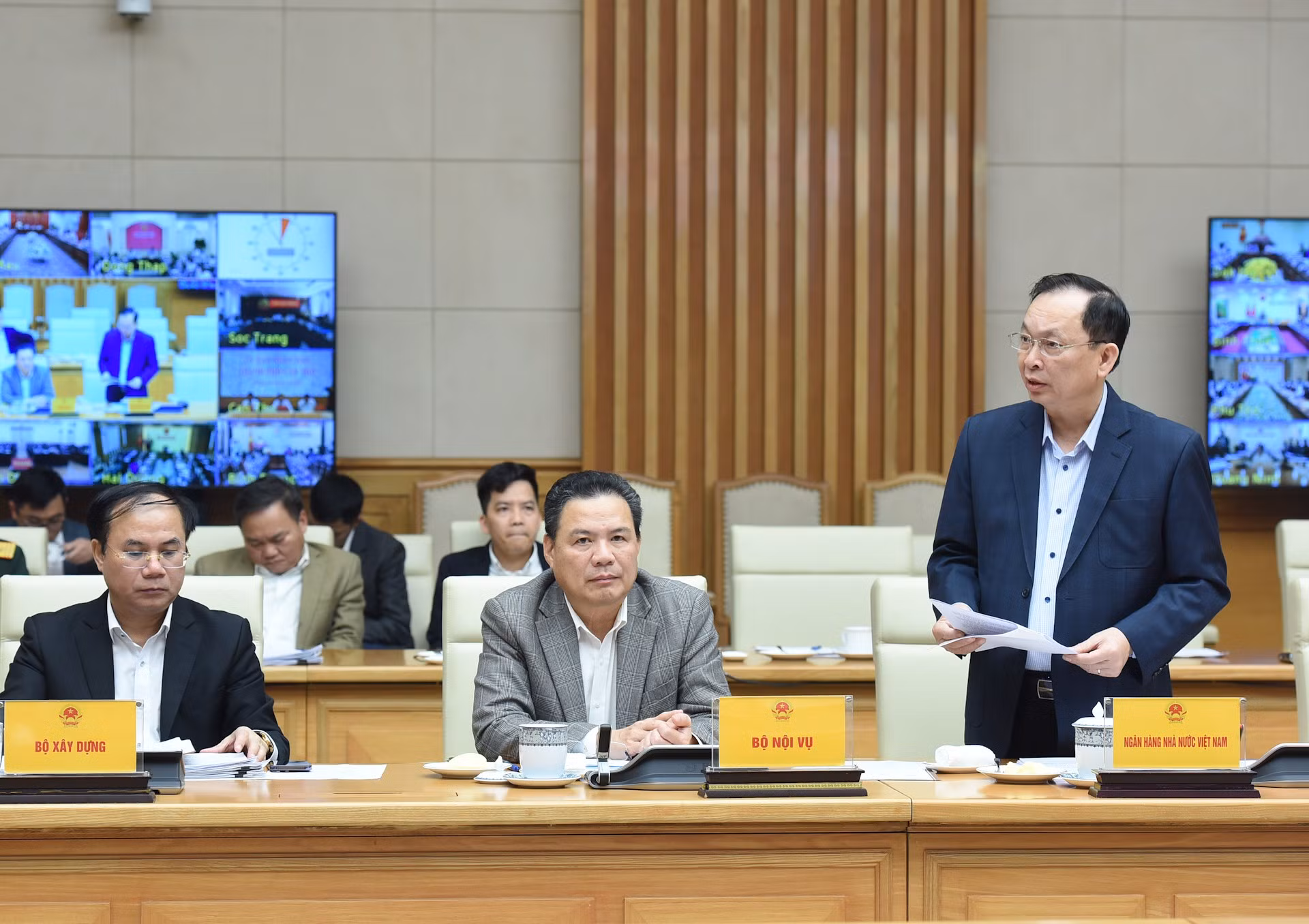 El vicegobernador del Banco Estatal de Vietnam Dao Minh Tu habla en la cita.