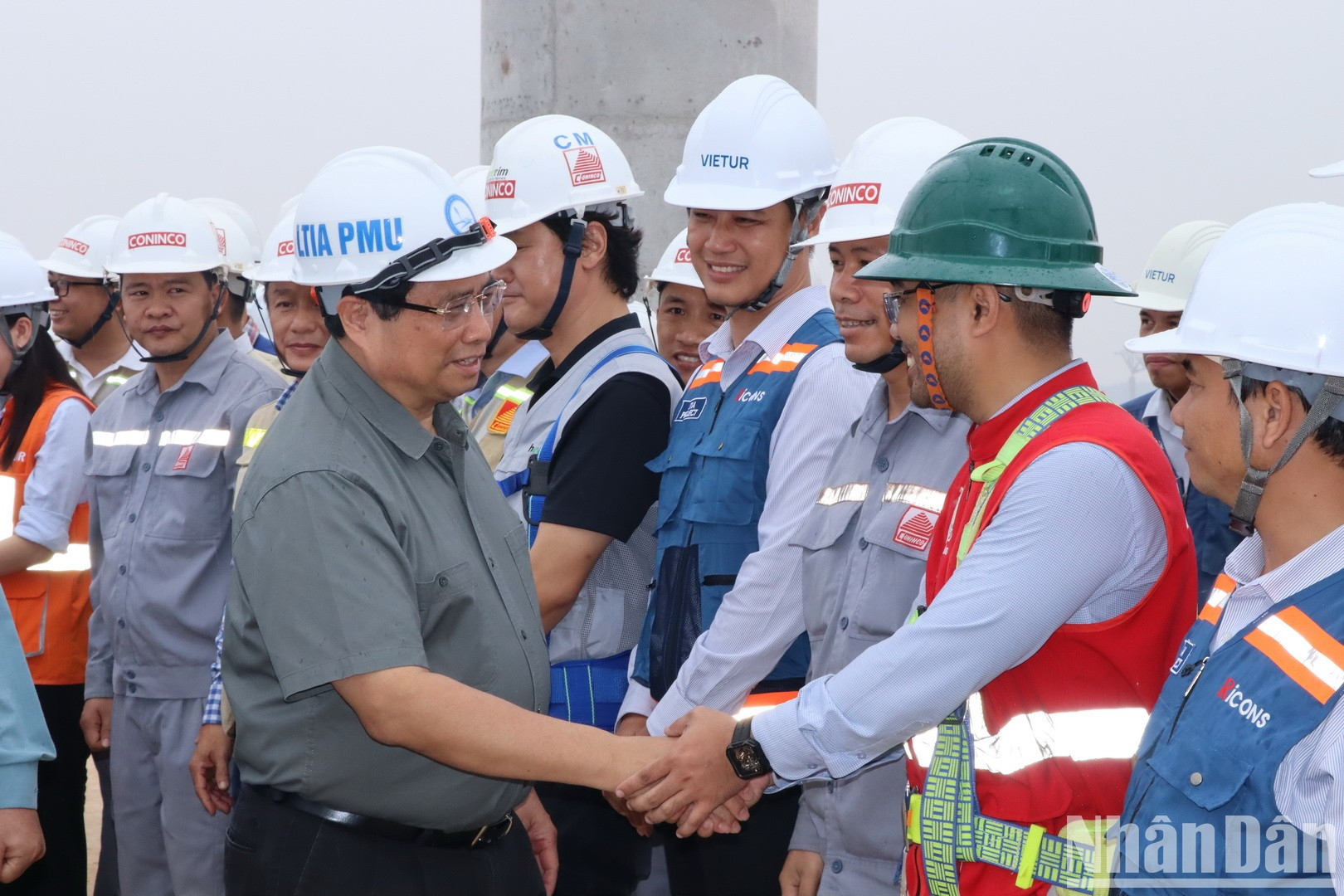 El premier Pham Minh Chinh saluda a los empleados y técnicos que participan en la construcción del aeropuerto internacional de Long Thanh.
