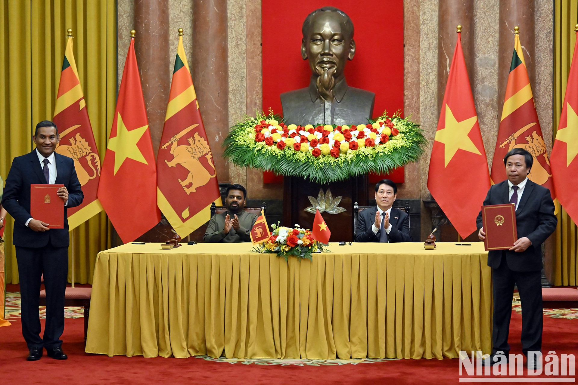 La entrega del Memorando de Entendimiento sobre cooperación en el campo de las ciencias agrícolas entre el Instituto de Ciencias Agrícolas de Vietnam y el Departamento de Agricultura de Sri Lanka.