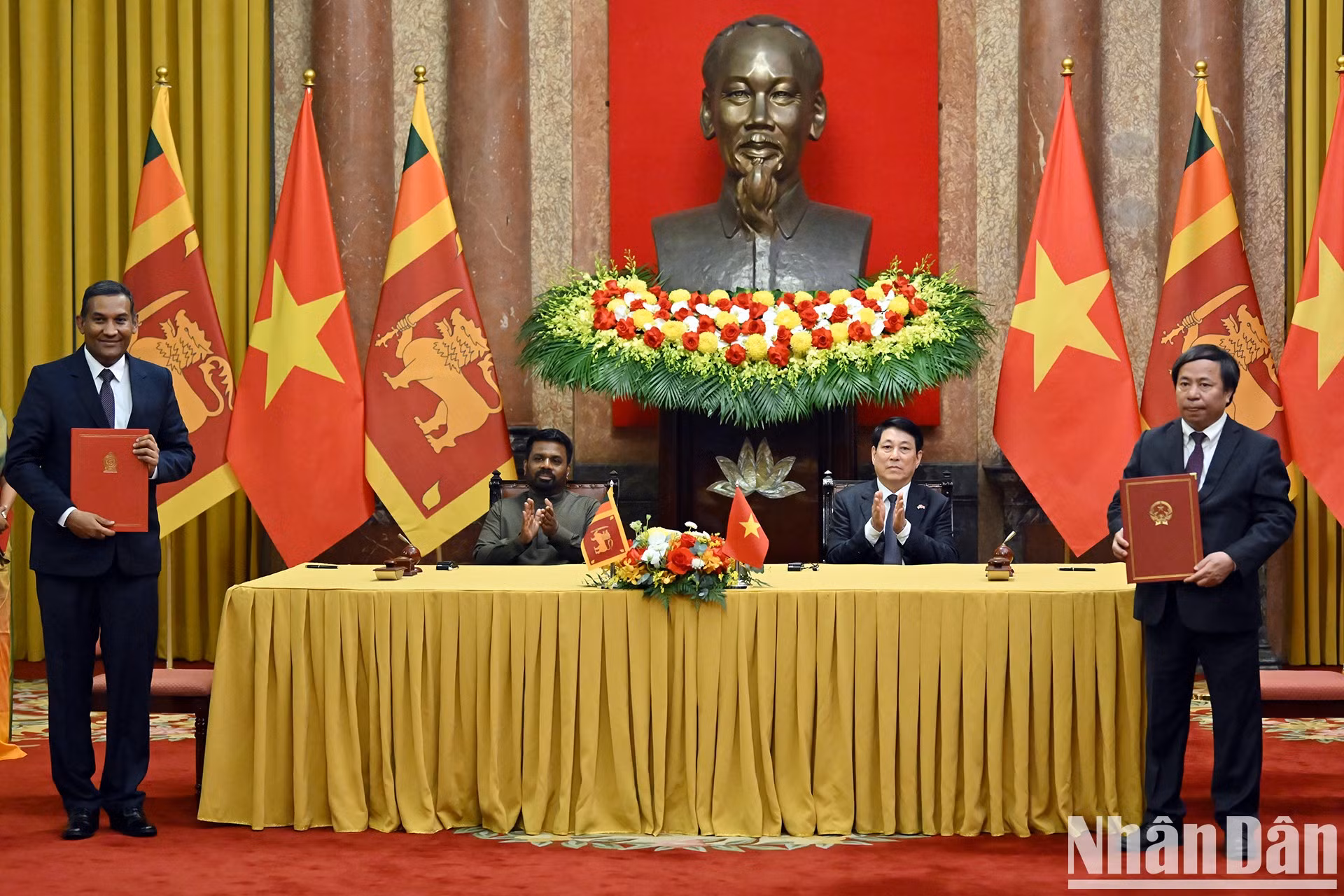 La entrega del Memorando de Entendimiento sobre cooperación en el campo de las ciencias agrícolas entre el Instituto de Ciencias Agrícolas de Vietnam y el Departamento de Agricultura de Sri Lanka.
