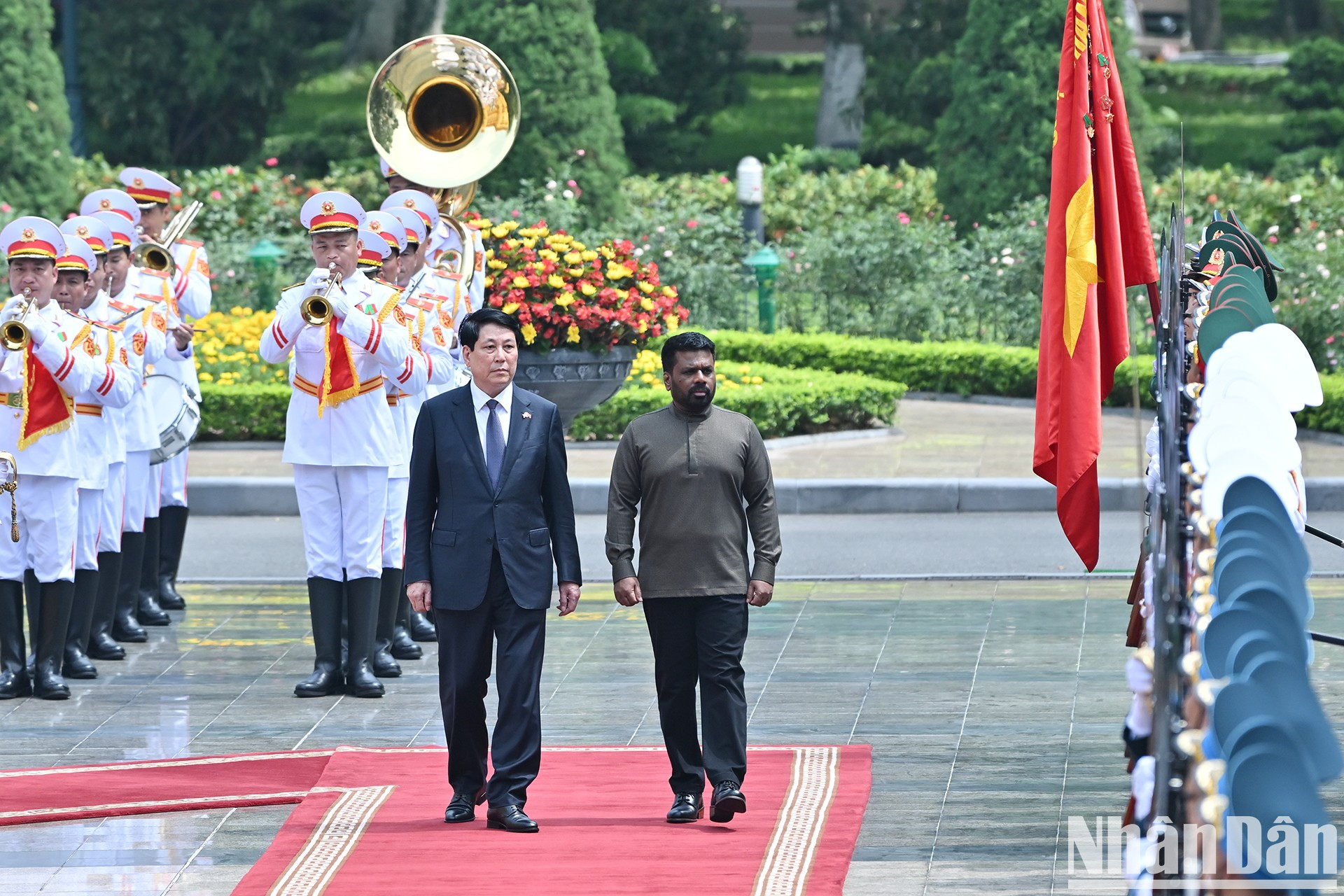 Los presidentes de Vietnam y Sri Lanka pasan revista a la guardia de honor del Ejército Popular de Vietnam. Los presidentes de Vietnam y Sri Lanka pasan revista a la guardia de honor del Ejército Popular de Vietnam.