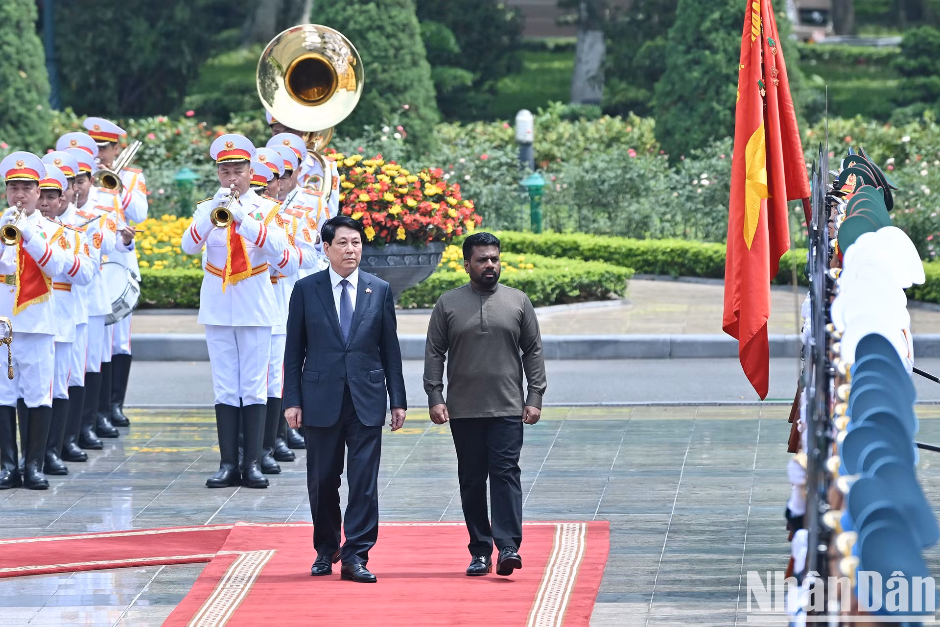 Los presidentes de Vietnam y Sri Lanka pasan revista a la guardia de honor del Ejército Popular de Vietnam. Los presidentes de Vietnam y Sri Lanka pasan revista a la guardia de honor del Ejército Popular de Vietnam.