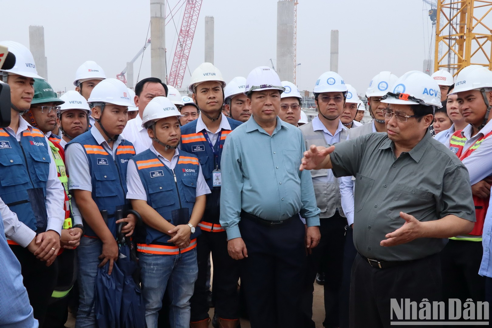 El jefe del Gobierno vietnamita intercambia con los empleados y técnicos en el sitio de construcción.