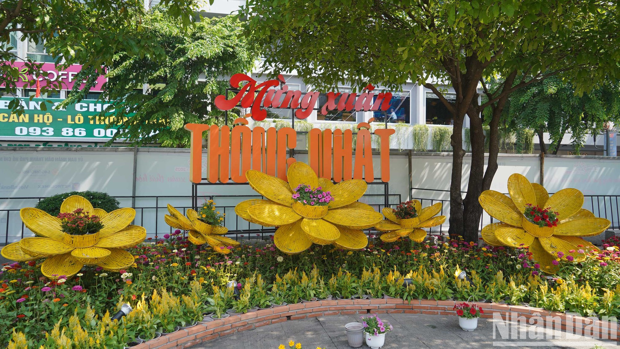 La escena en miniatura para celebrar la llegada de la primavera y la reunificación nacional está adornada con flores coloridas hechas de bambú tejido y ratán. La escena en miniatura para celebrar la llegada de la primavera y la reunificación nacional está adornada con flores coloridas hechas de bambú tejido y ratán.