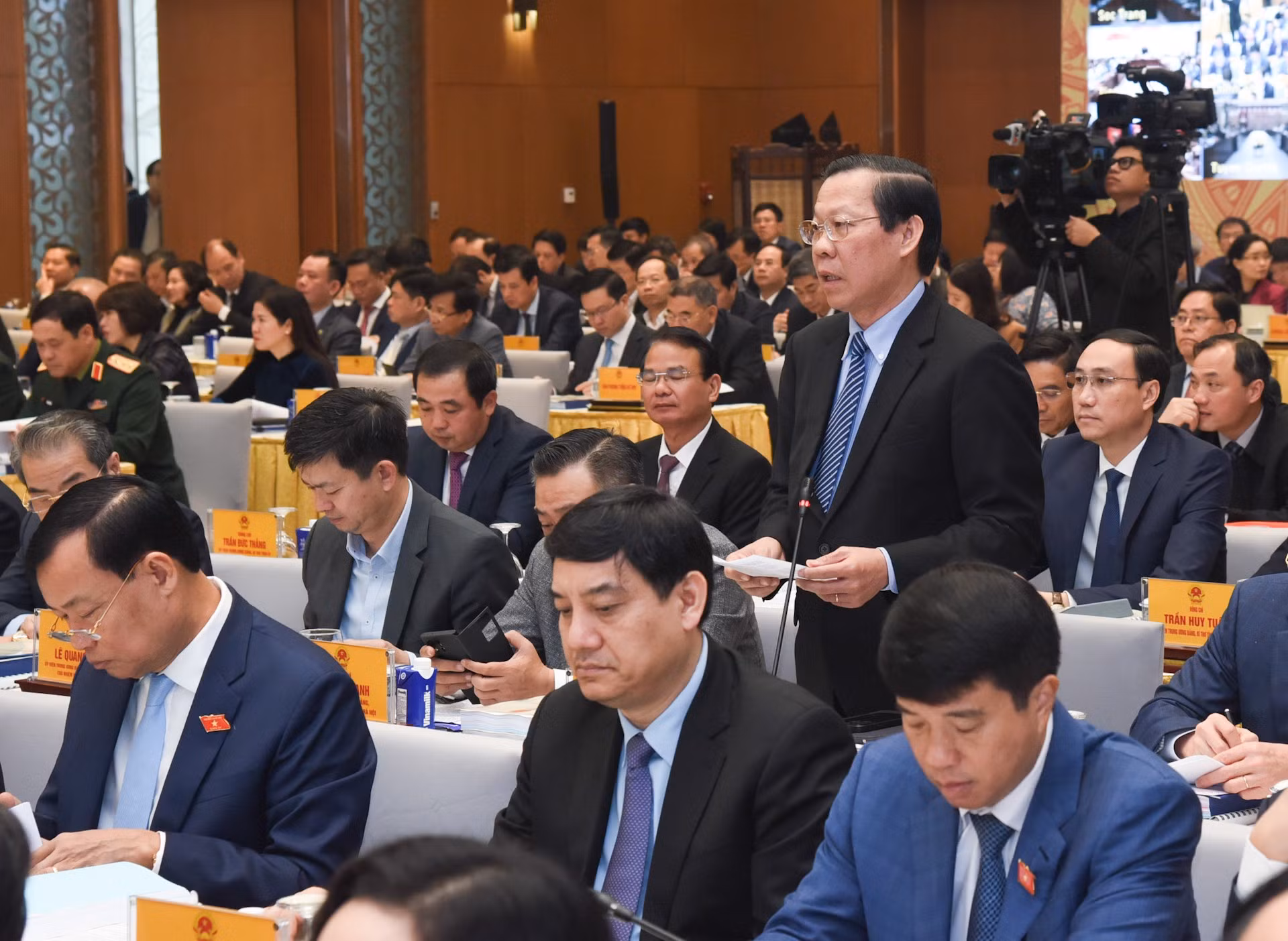 El presidente del Comité Popular de Ciudad Ho Chi Minh, Phan Van Mai, presenta su opinión. El presidente del Comité Popular de Ciudad Ho Chi Minh, Phan Van Mai, presenta su opinión.