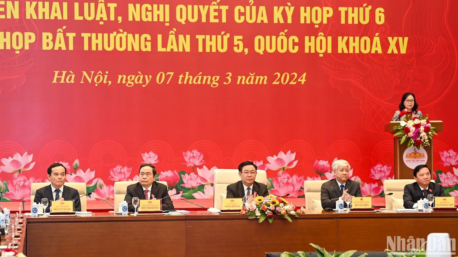 El presidente de la Asamblea Nacional de Vietnam, Vuong Dinh Hue (C), y los delegados. El presidente de la Asamblea Nacional de Vietnam, Vuong Dinh Hue (C), y los delegados.