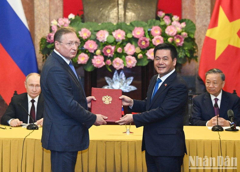 El ministro de Industria y Comercio de Vietnam, Nguyen Hong Dien, entrega el Certificado de Registro de Inversión al Grupo Zarubezhneft. El ministro de Industria y Comercio de Vietnam, Nguyen Hong Dien, entrega el Certificado de Registro de Inversión al Grupo Zarubezhneft.