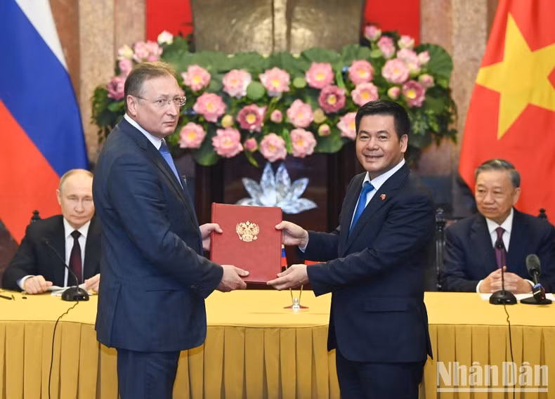 El ministro de Industria y Comercio de Vietnam, Nguyen Hong Dien, entrega el Certificado de Registro de Inversión al Grupo Zarubezhneft.