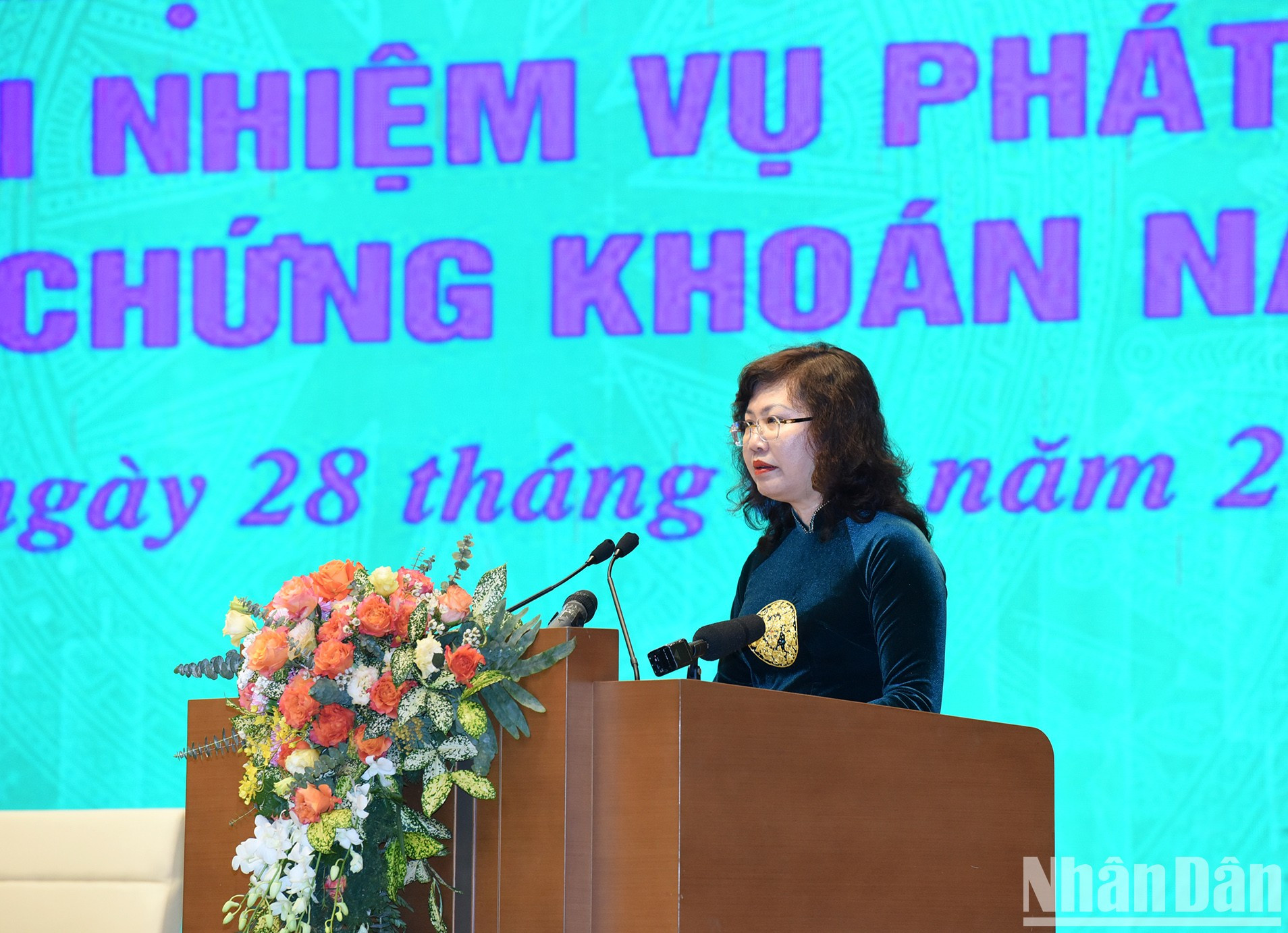 La presidenta de la Comisión Estatal de Valores de Vietnam (CEV), Vu Thi Chan Phuong, presenta informe sobre la situación del mercado bursátil en 2023 y las perspectivas en 2024. La presidenta de la Comisión Estatal de Valores de Vietnam (CEV), Vu Thi Chan Phuong, presenta informe sobre la situación del mercado bursátil en 2023 y las perspectivas en 2024.