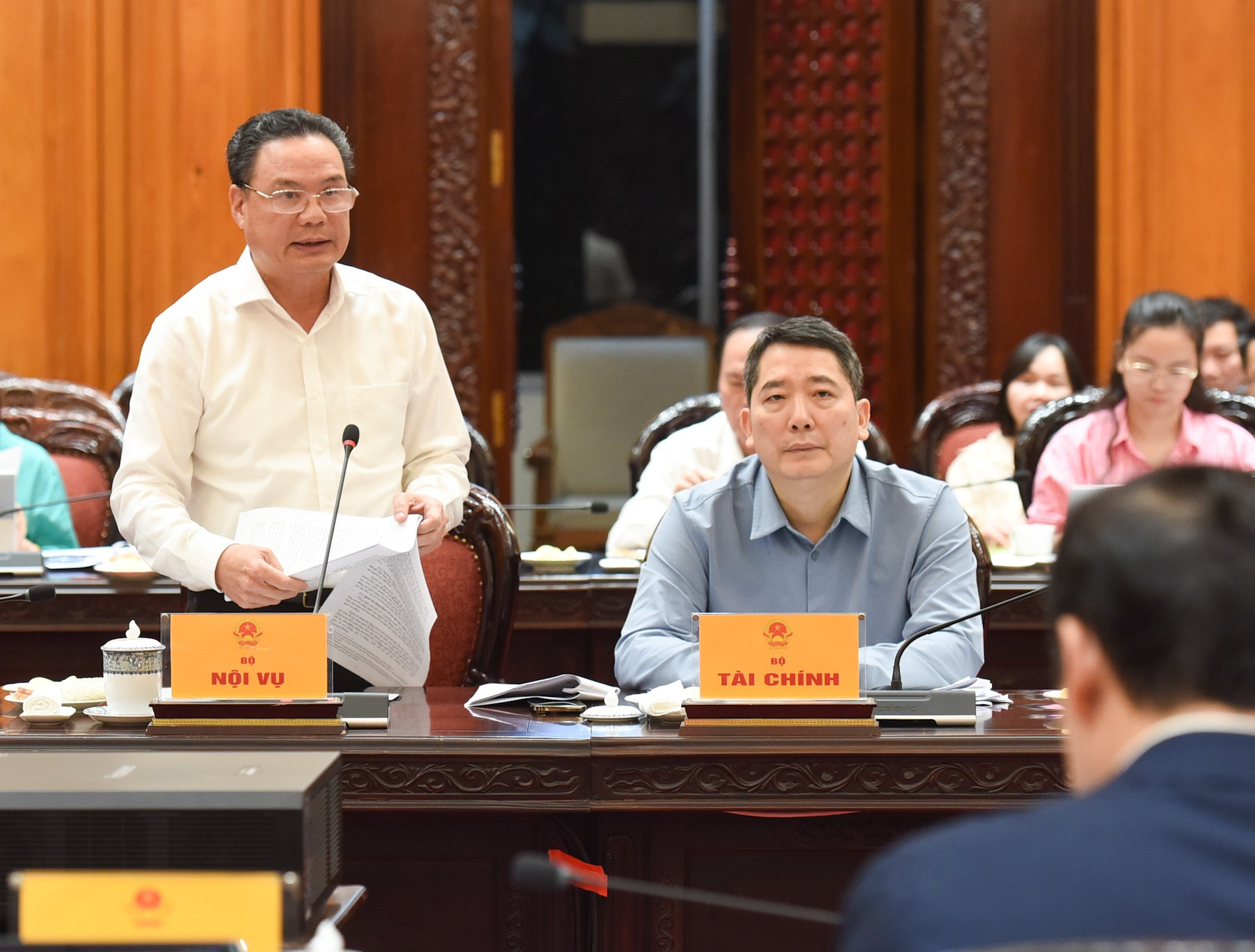 El viceministro de Asuntos Internos Le Van Thanh presenta un informe.