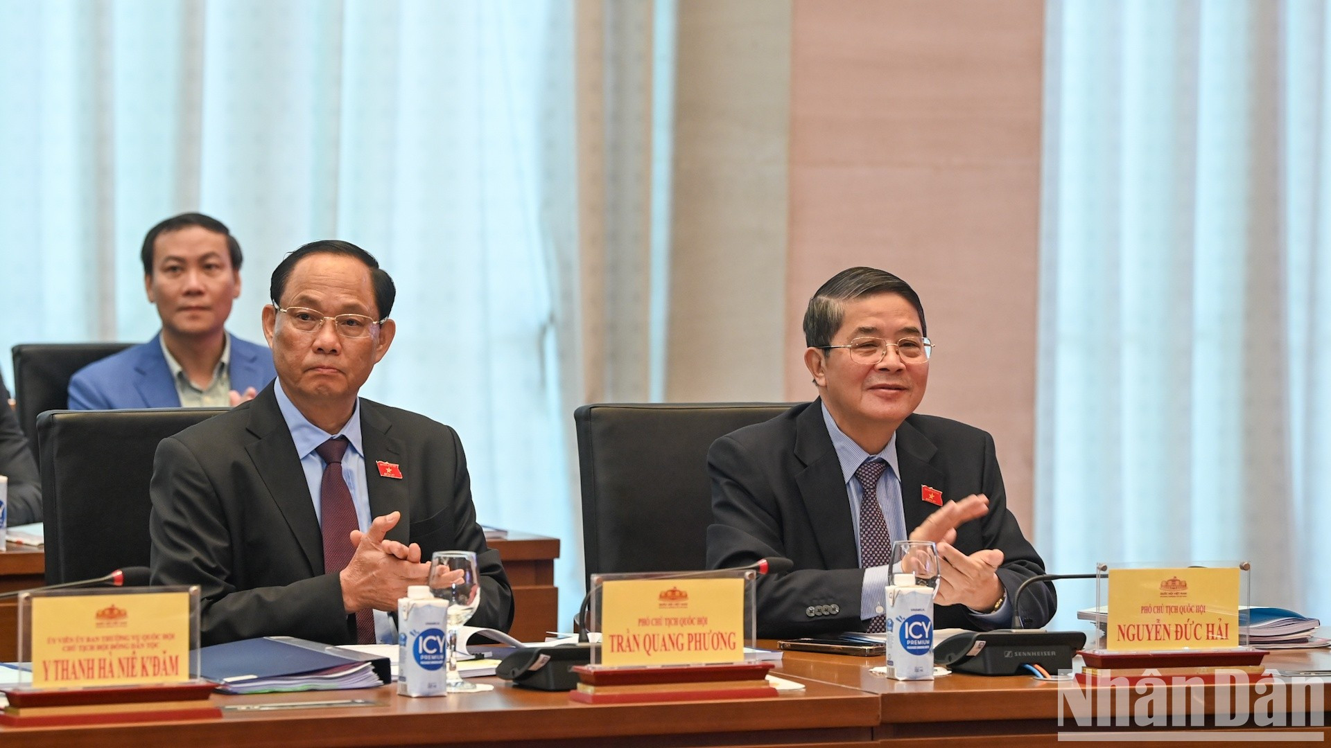 Los vicepresidentes de la Asamblea Nacional, Nguyen Duc Hai (D) y Tran Quang Phuong. Los vicepresidentes de la Asamblea Nacional, Nguyen Duc Hai (D) y Tran Quang Phuong.