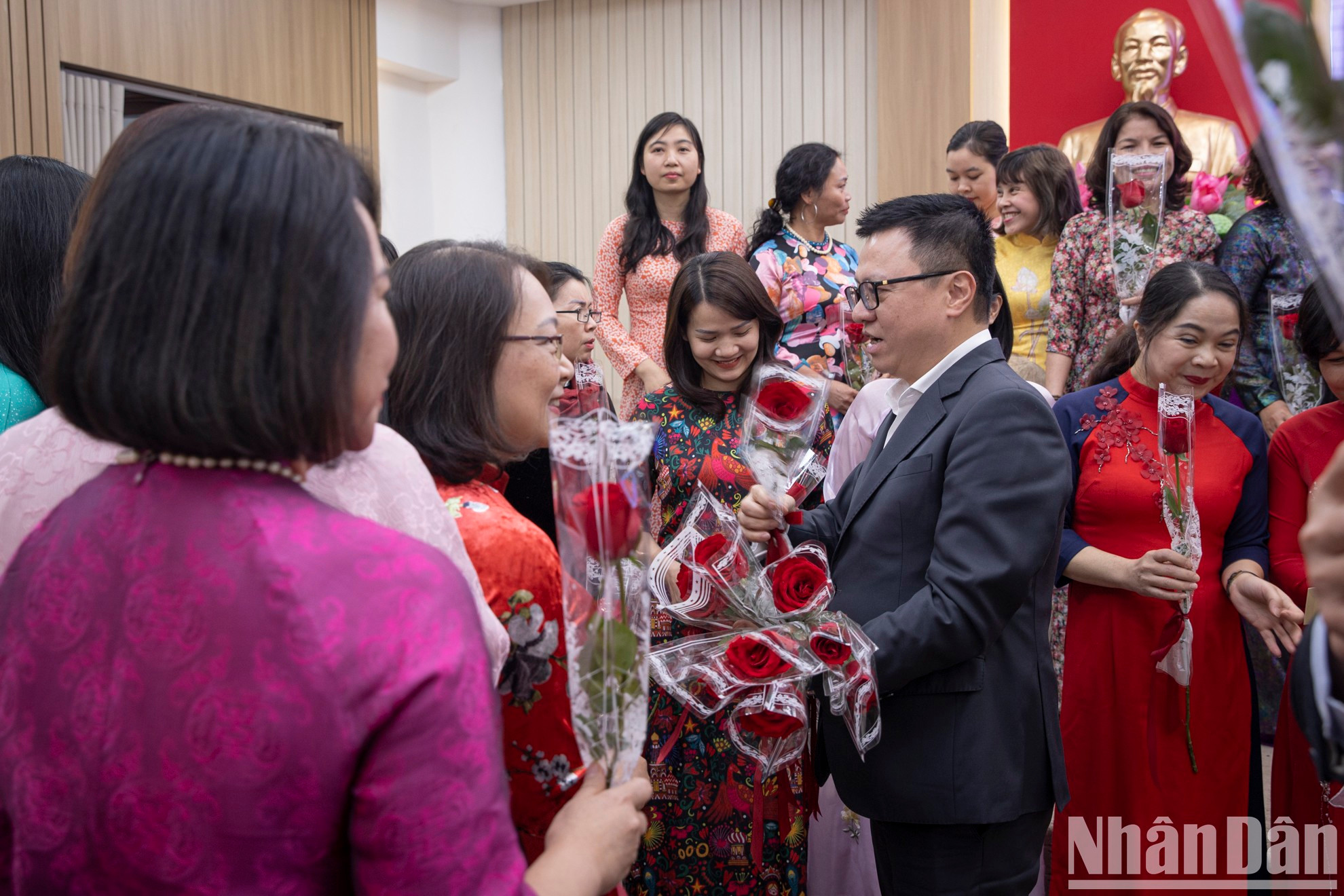 El presidente-editor Le Quoc Minh regala flores a las reporteras y trabajadoras.