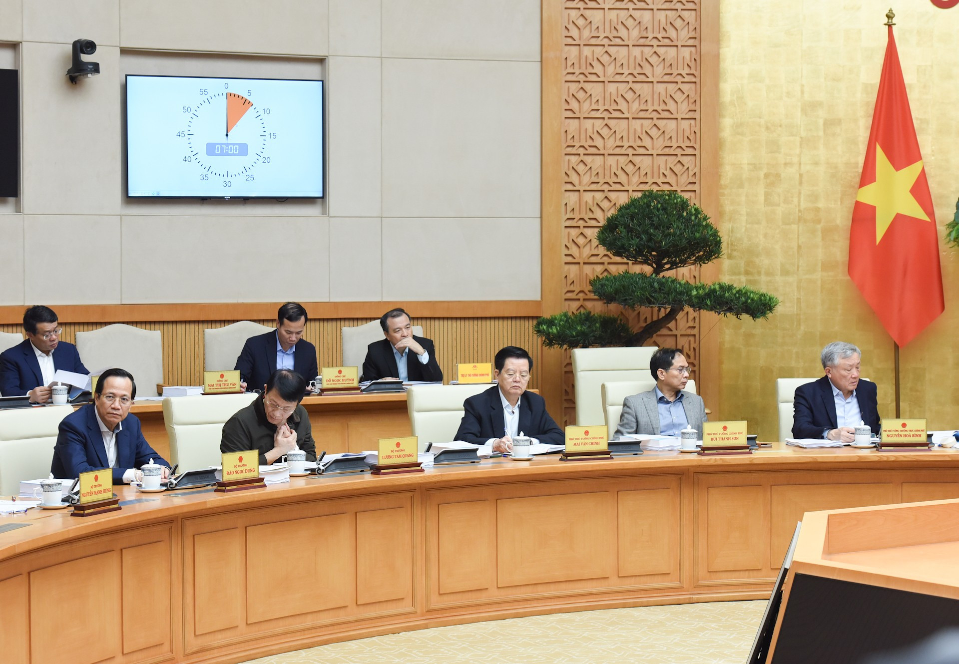 Funcionarios vietnamitas acuden a la reunión.