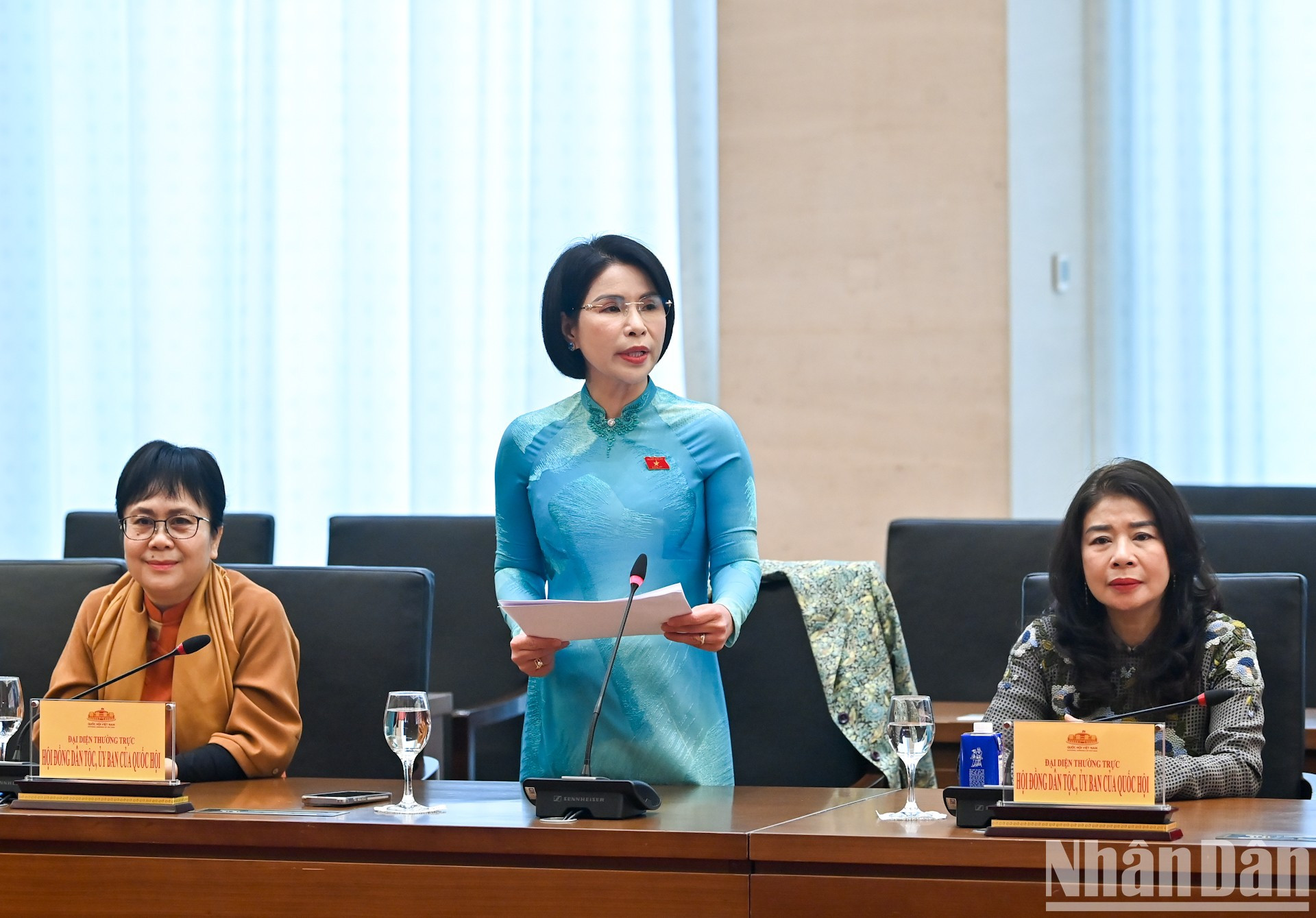 La subjefa de la Comisión de Aspiraciones del pueblo y Supervisión Tran Thi Nhi Ha habla en la reunión. La subjefa de la Comisión de Aspiraciones del pueblo y Supervisión Tran Thi Nhi Ha habla en la reunión.