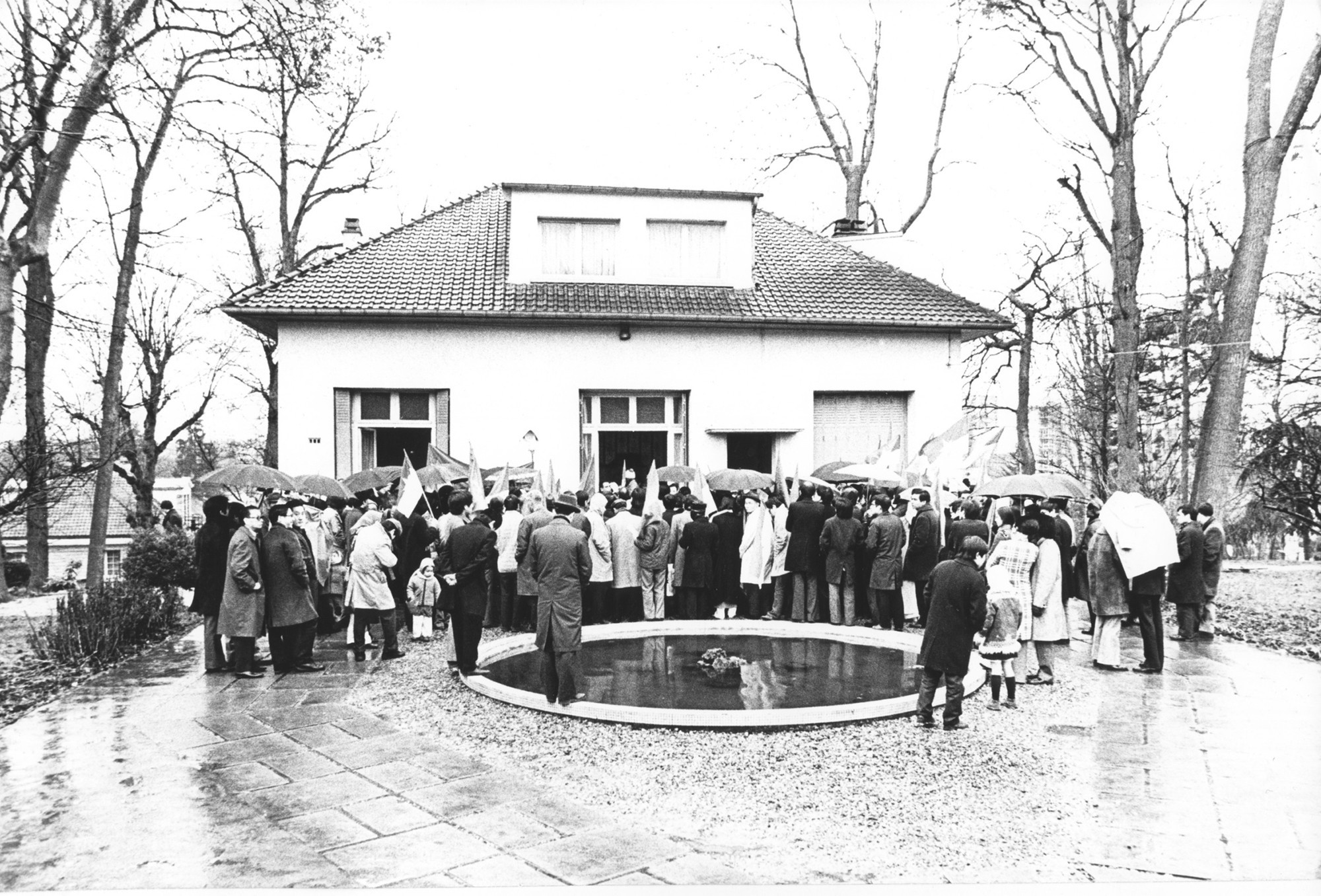 Franceses de origen vietnamita visitaron el alojamiento de la delegación del Gobierno Revolucionario Provisional de la República de Vietnam del Sur en la ciudad francesa de Verrières-le-Buisson, en las afueras de París, para celebrar el éxito de la firma de los Acuerdos de París. (Fotografía: Le Xuan Tan)