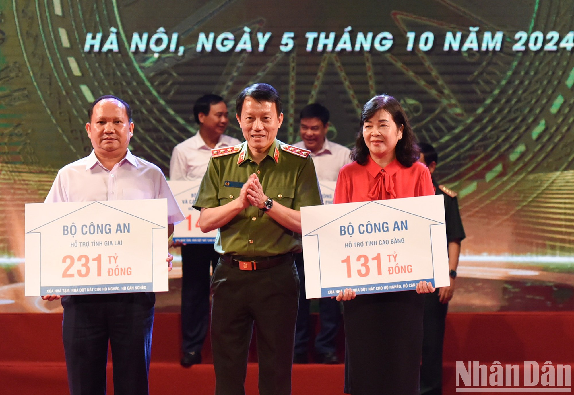 El ministro de Seguridad Pública, Luong Tam Quang, entrega la asistencia financiera de la cartera a las localidades para eliminar viviendas temporales y en ruinas. El ministro de Seguridad Pública, Luong Tam Quang, entrega la asistencia financiera de la cartera a las localidades para eliminar viviendas temporales y en ruinas.