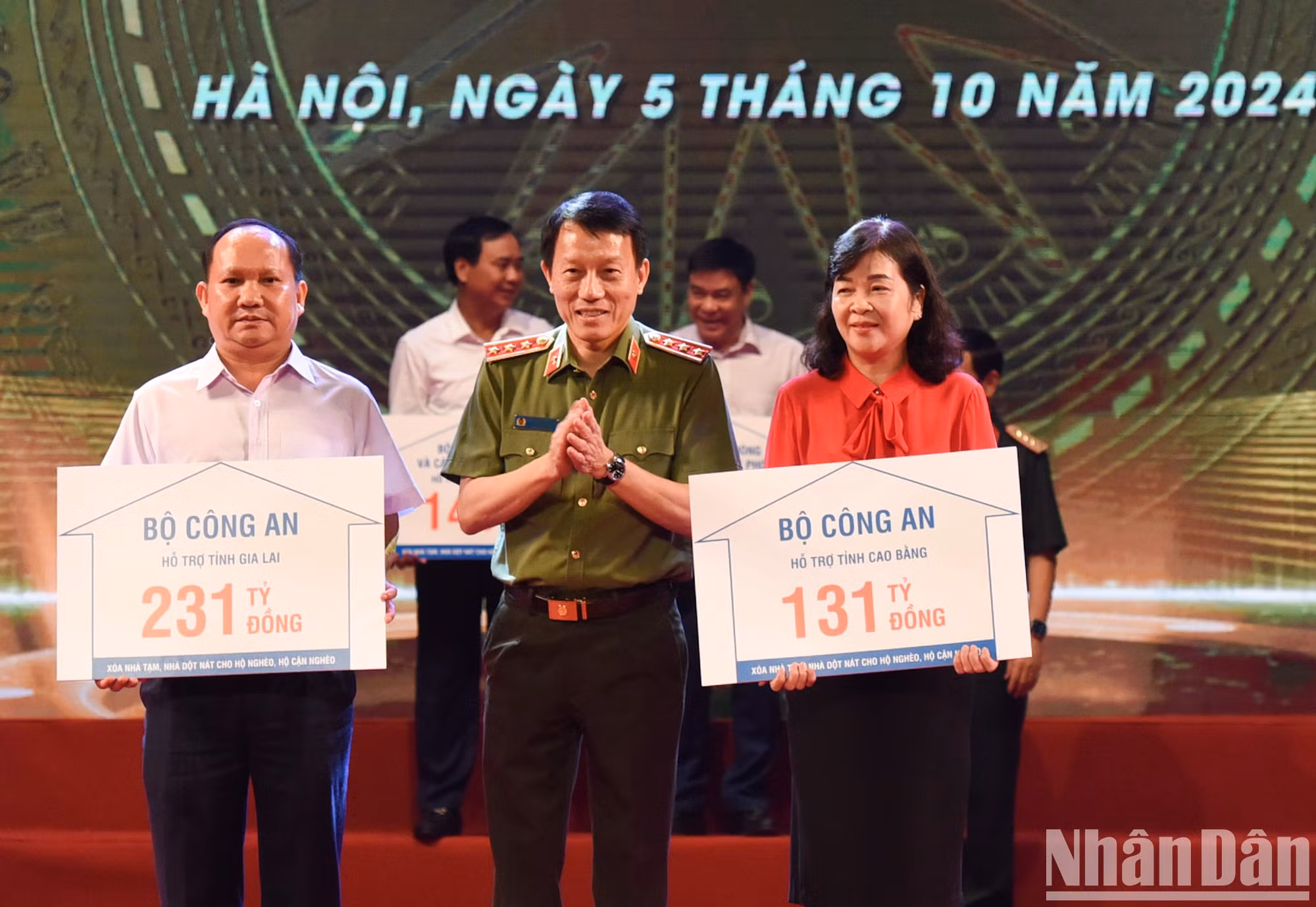 El ministro de Seguridad Pública, Luong Tam Quang, entrega la asistencia financiera de la cartera a las localidades para eliminar viviendas temporales y en ruinas.