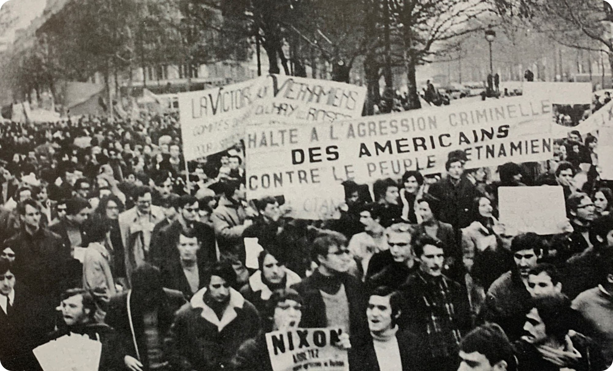El 1 de marzo de 1969, unas 50 mil personas en París, Francia se echan a las calles para protestar contra la guerra de Estados Unidos en Vietnam.
