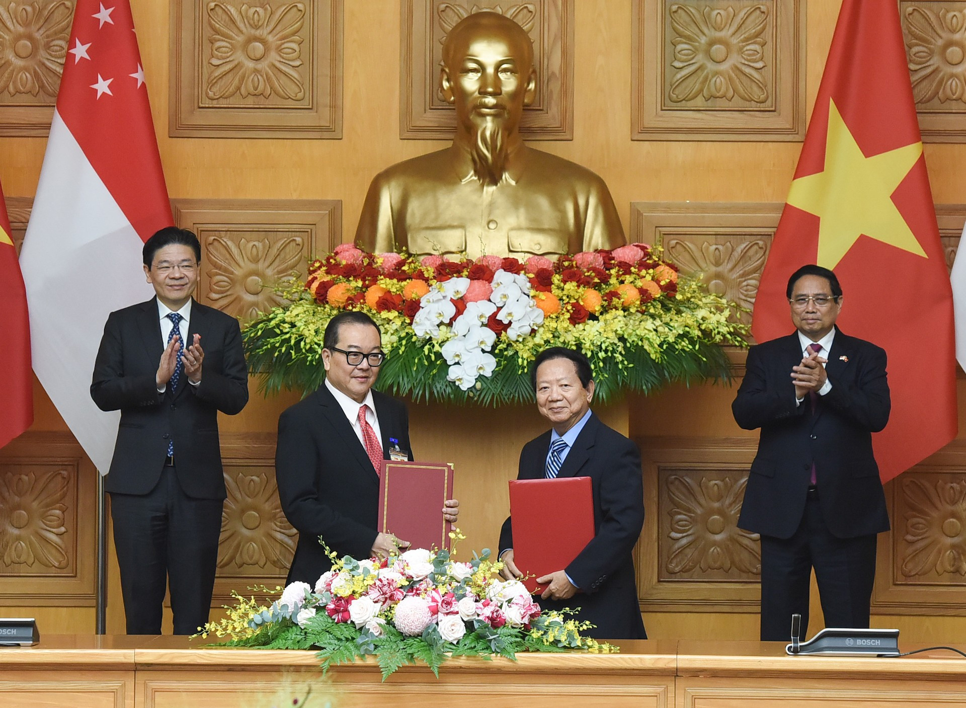 La entrega del Memorando de Entendimiento sobre la cooperación entre la Asociación de Amistad de Vietnam y la Fundación Internacional de Singapur. La entrega del Memorando de Entendimiento sobre la cooperación entre la Asociación de Amistad de Vietnam y la Fundación Internacional de Singapur.