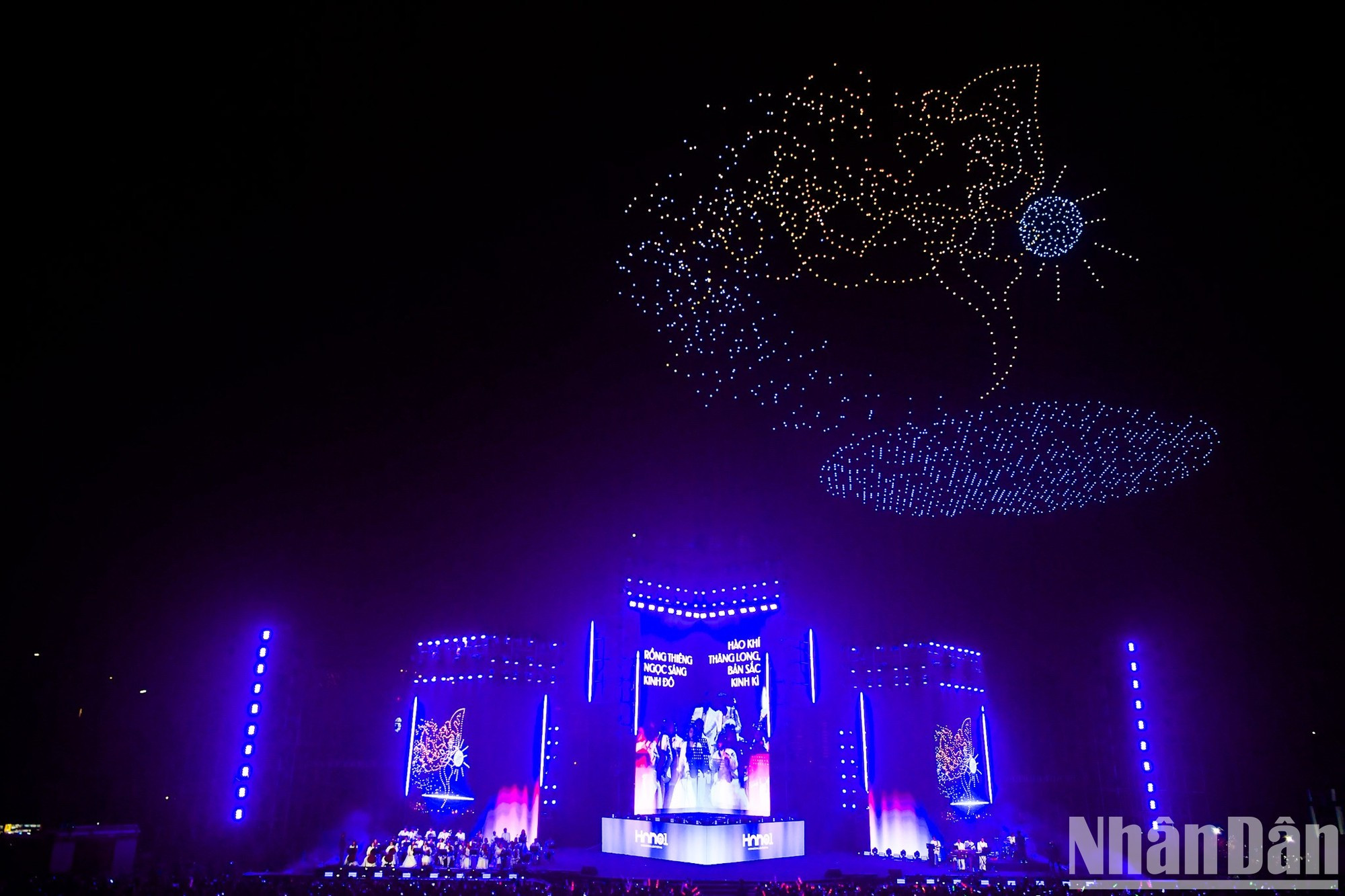 El espectáculo de luces con 2025 drones maravilla a los espectadores. El espectáculo de luces con 2025 drones maravilla a los espectadores.