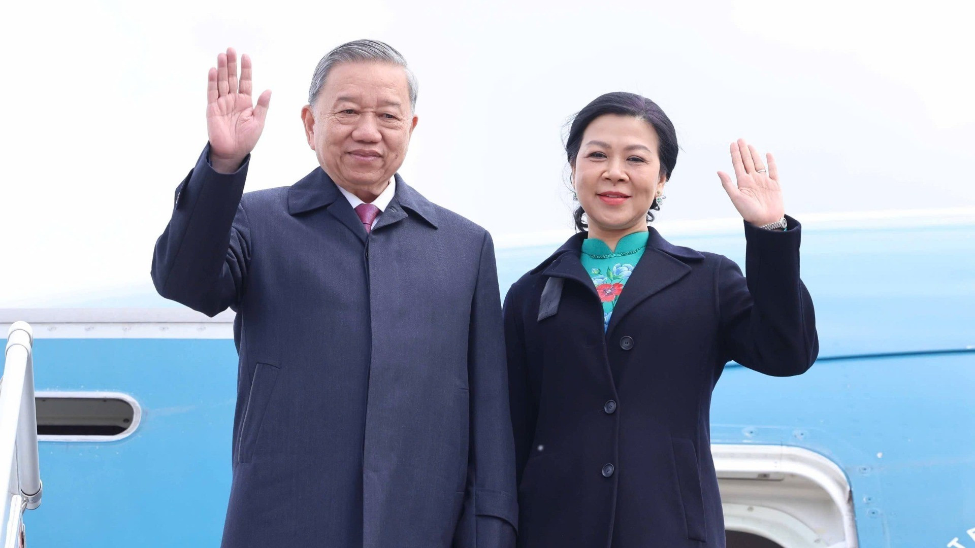 El secretario general To Lam y su esposa llegan al Aeropuerto Internacional de Minsk. (Foto: VNA)