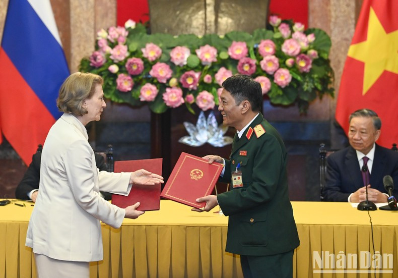 La firma de un memorando de entendimiento entre el Centro Conjunto Vietnam-Rusia para la Investigación de Ciencia y Tecnología Tropicales y Agencia Federal Rusa para la Supervisión, Protección de los Derechos del Consumidor y Bienestar Humano sobre la cooperación en el desarrollo de infraestructura de laboratorios para prevenir y controlar epidemias. La firma de un memorando de entendimiento entre el Centro Conjunto Vietnam-Rusia para la Investigación de Ciencia y Tecnología Tropicales y Agencia Federal Rusa para la Supervisión, Protección de los Derechos del Consumidor y Bienestar Humano sobre la cooperación en el desarrollo de infraestructura de laboratorios para prevenir y controlar epidemias.