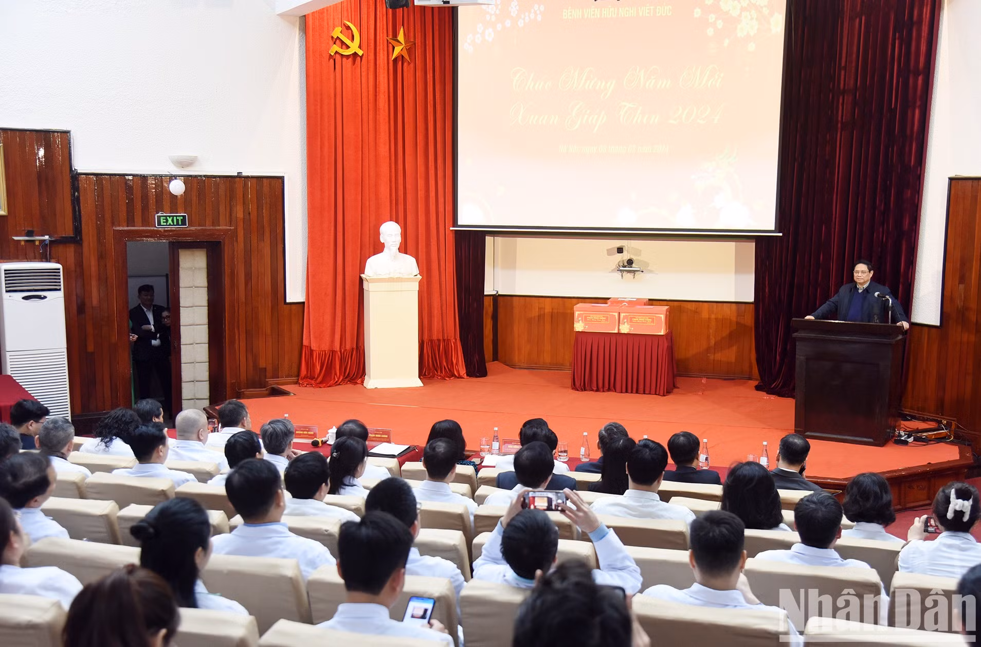 El jefe del Gobierno vietnamita elogia los esfuerzos y el sentido de la responsabilidad del personal sanitario, que trabaja sin descanso para atender a los pacientes, especialmente durante las vacaciones del Tet. El jefe del Gobierno vietnamita elogia los esfuerzos y el sentido de la responsabilidad del personal sanitario, que trabaja sin descanso para atender a los pacientes, especialmente durante las vacaciones del Tet.