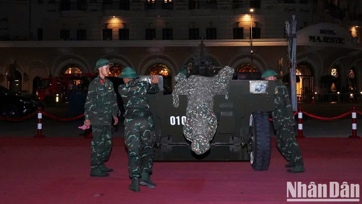 El equipo de artillería está formado por 233 oficiales y soldados del Regimiento 96.