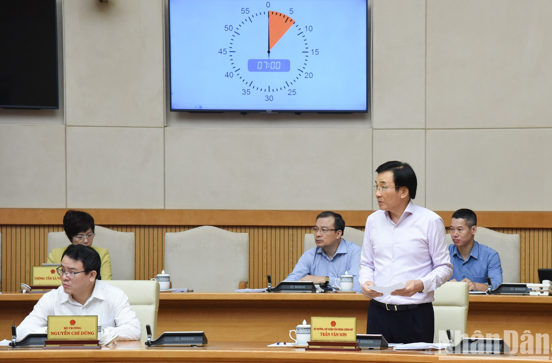 El ministro y jefe de la Oficina Gubernamental, Tran Van Son, presenta su opinión. El ministro y jefe de la Oficina Gubernamental, Tran Van Son, presenta su opinión.