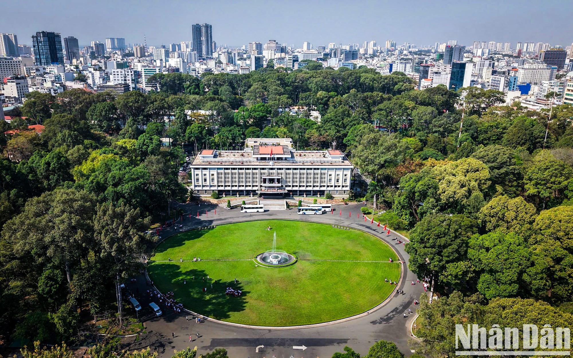Aparte de los rascacielos, Ciudad Ho Chi Minh también destaca por sus monumentos y lugares de interés histórico, como el Palacio de la Independencia, el mercado de Ben Thanh, la Oficina Central de Correos y el Teatro de la Ópera.