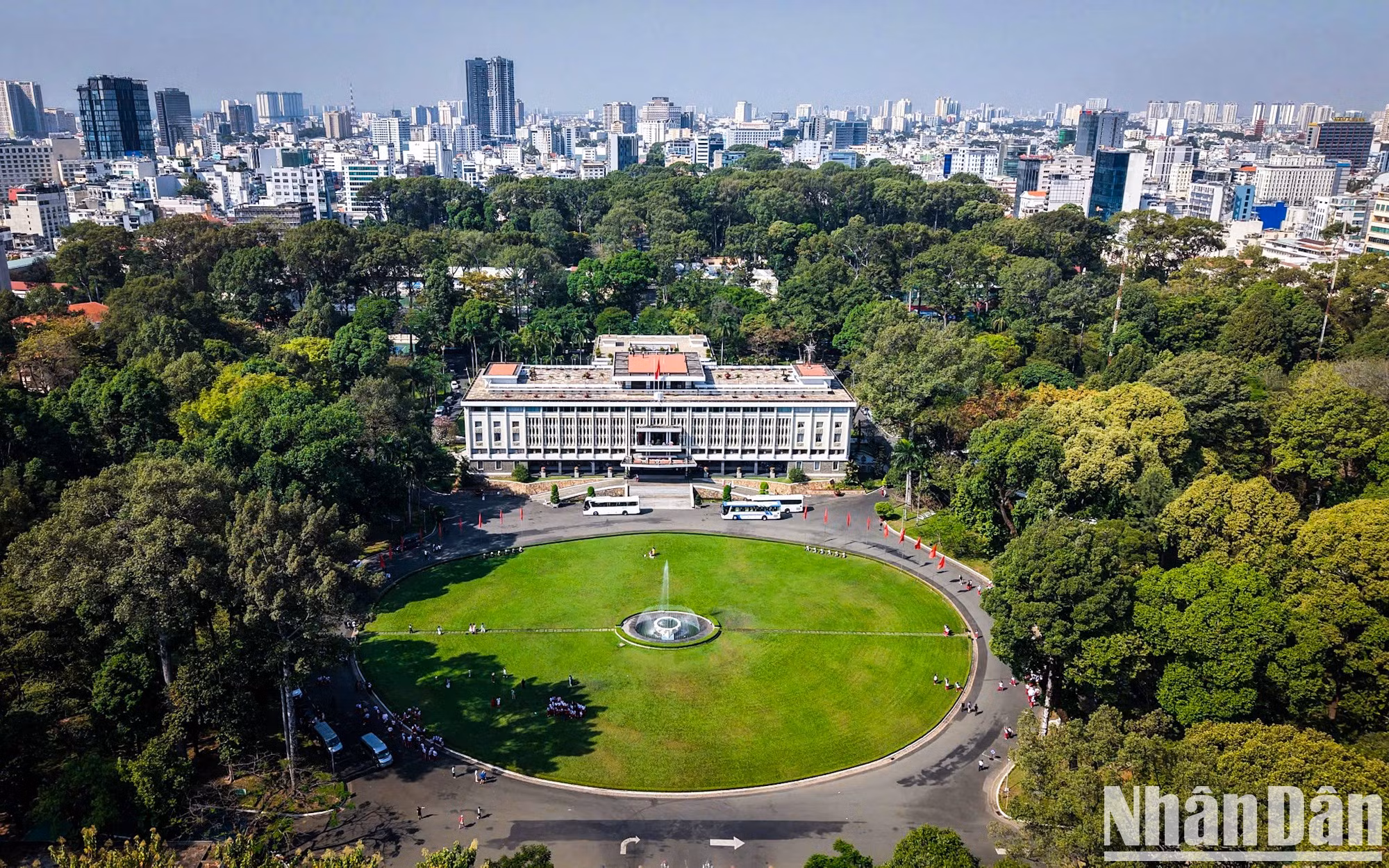 Aparte de los rascacielos, Ciudad Ho Chi Minh también destaca por sus monumentos y lugares de interés histórico, como el Palacio de la Independencia, el mercado de Ben Thanh, la Oficina Central de Correos y el Teatro de la Ópera.