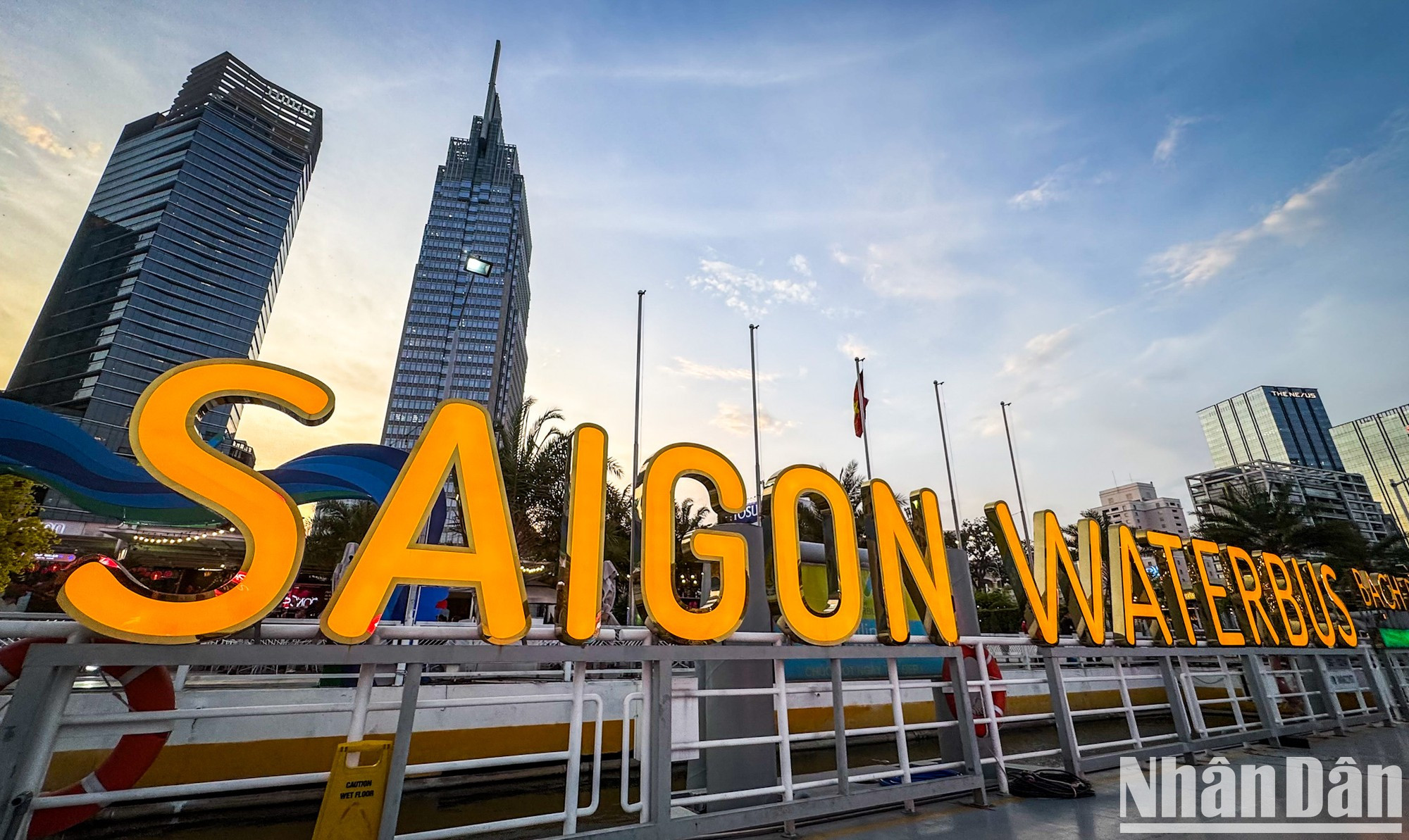 El turismo fluvial por el río Saigón es una opción atractiva para quienes desean explorar la ciudad en lugar de acudir a las actividades de entretenimiento del centro.