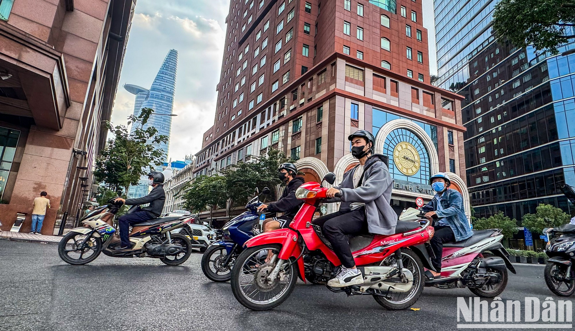 El distrito 1 es la primera parada recomendada para los visitantes por su ambiente moderno y bullicioso. En él se encuentran centros comerciales como Vincom Plaza y Parkson, y el icónico edificio Bitexco, con su plataforma de observación panorámica, que se asemeja a una flor de loto.