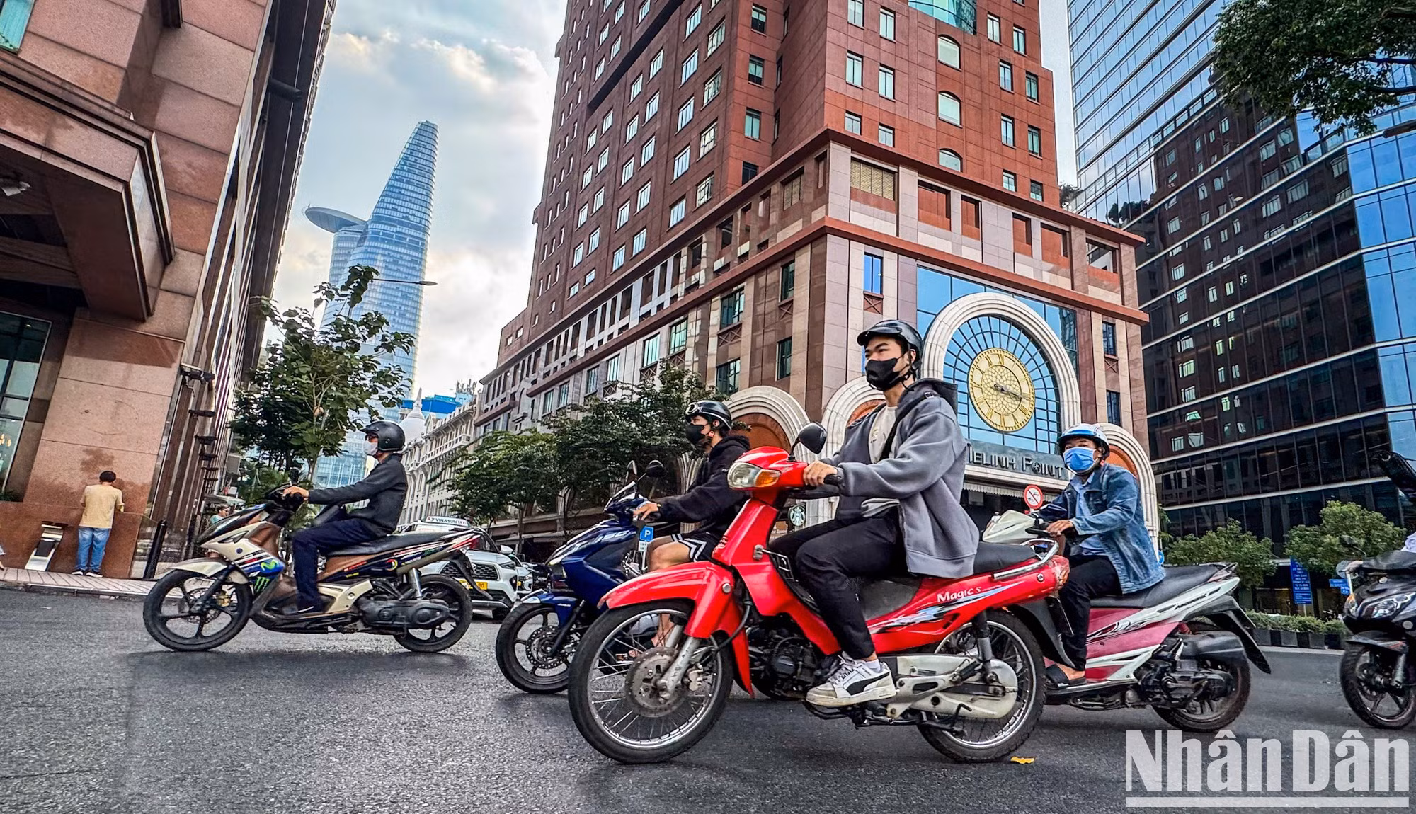 El distrito 1 es la primera parada recomendada para los visitantes por su ambiente moderno y bullicioso. En él se encuentran centros comerciales como Vincom Plaza y Parkson, y el icónico edificio Bitexco, con su plataforma de observación panorámica, que se asemeja a una flor de loto.