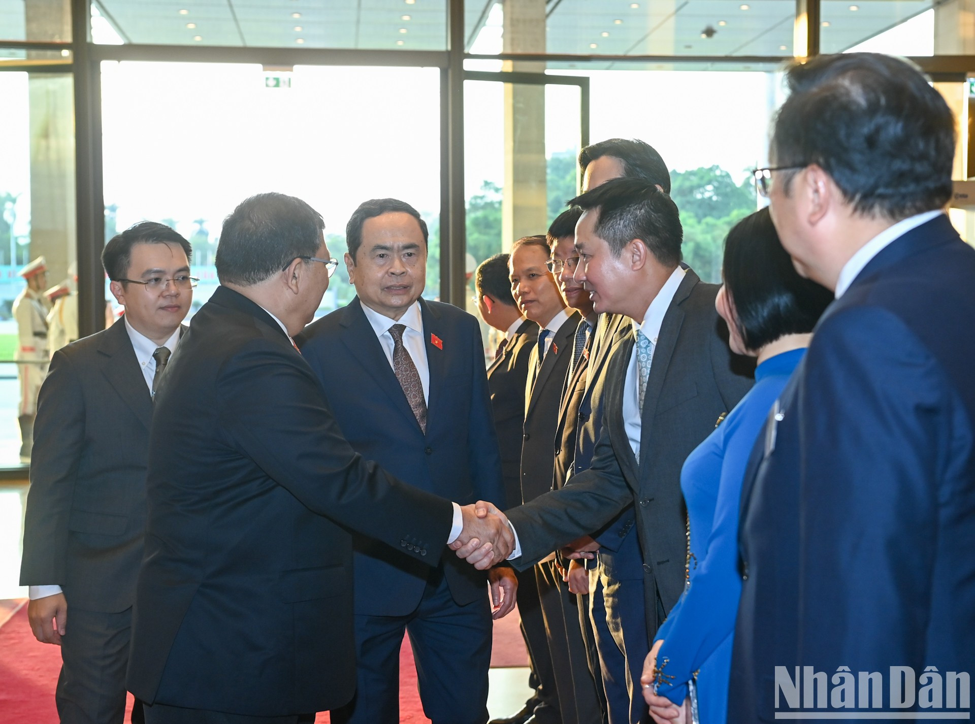 El máximo legislador de Malasia saluda a los delegados vietnamitas.