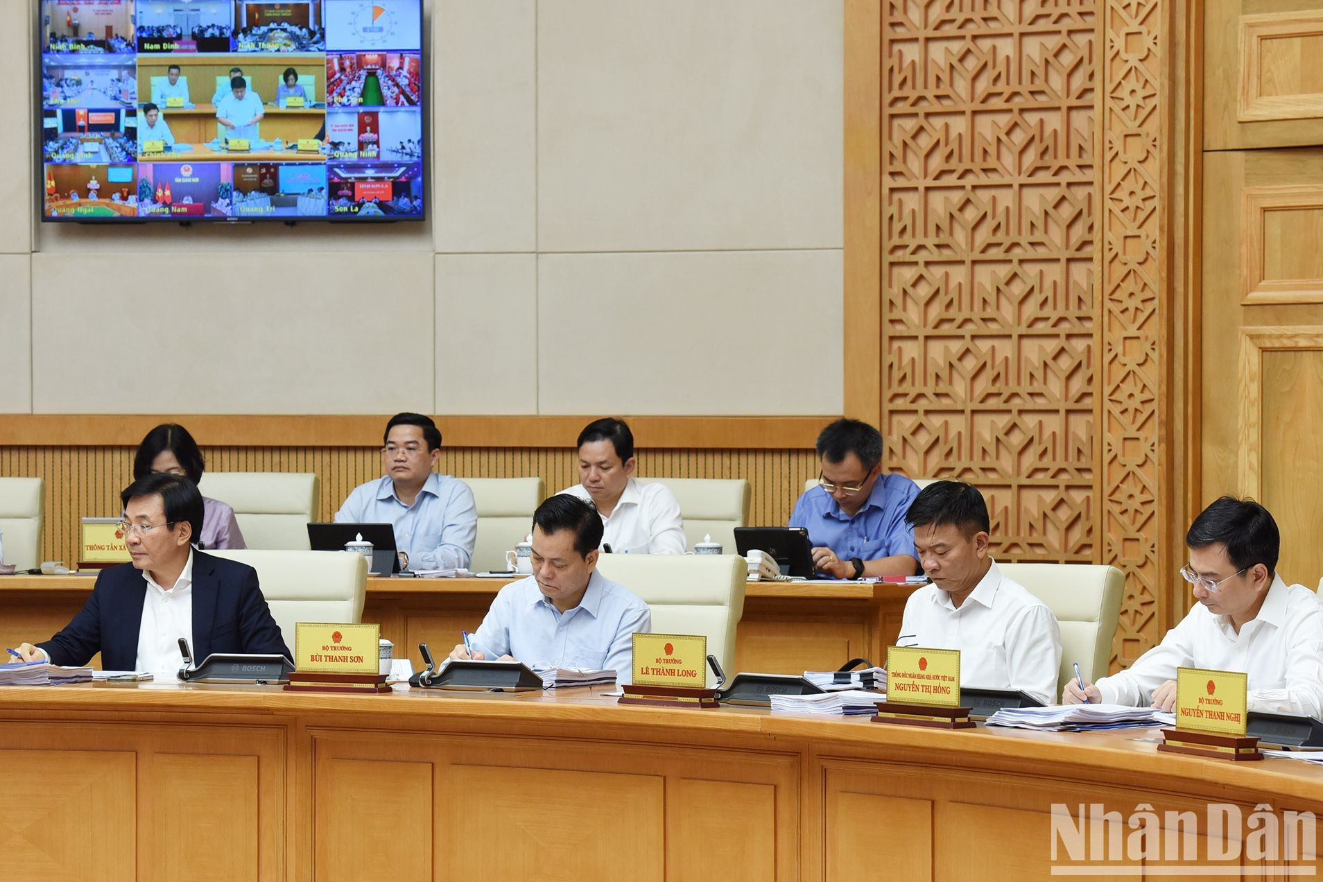 Los delegados se centran en evaluar la situación de marzo y el primer semestre, la administración del Gobierno y autoridades locales, resultados obtenidos y limitaciones. Al mismo tiempo, analizan razones y experiencias para proponer medidas clave y tareas para abril y el segundo semestre.