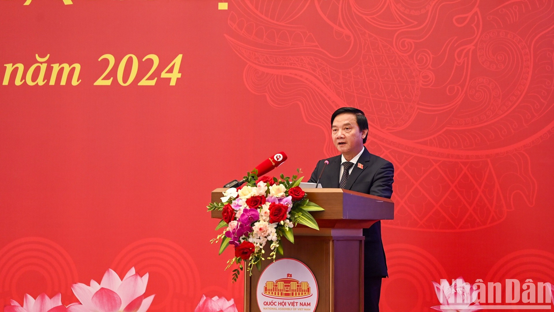 El vicepresidente de la Asamblea Nacional Nguyen Khac Dinh presenta un informe en el que se analizan detalladamente los nuevos puntos, los contenidos clave, los requisitos y las tareas principales para implementar las leyes y resoluciones aprobadas en la sexta sesión y la quinta reunión extraordinaria de la Asamblea Nacional de la XV Legislatura. El vicepresidente de la Asamblea Nacional Nguyen Khac Dinh presenta un informe en el que se analizan detalladamente los nuevos puntos, los contenidos clave, los requisitos y las tareas principales para implementar las leyes y resoluciones aprobadas en la sexta sesión y la quinta reunión extraordinaria de la Asamblea Nacional de la XV Legislatura.