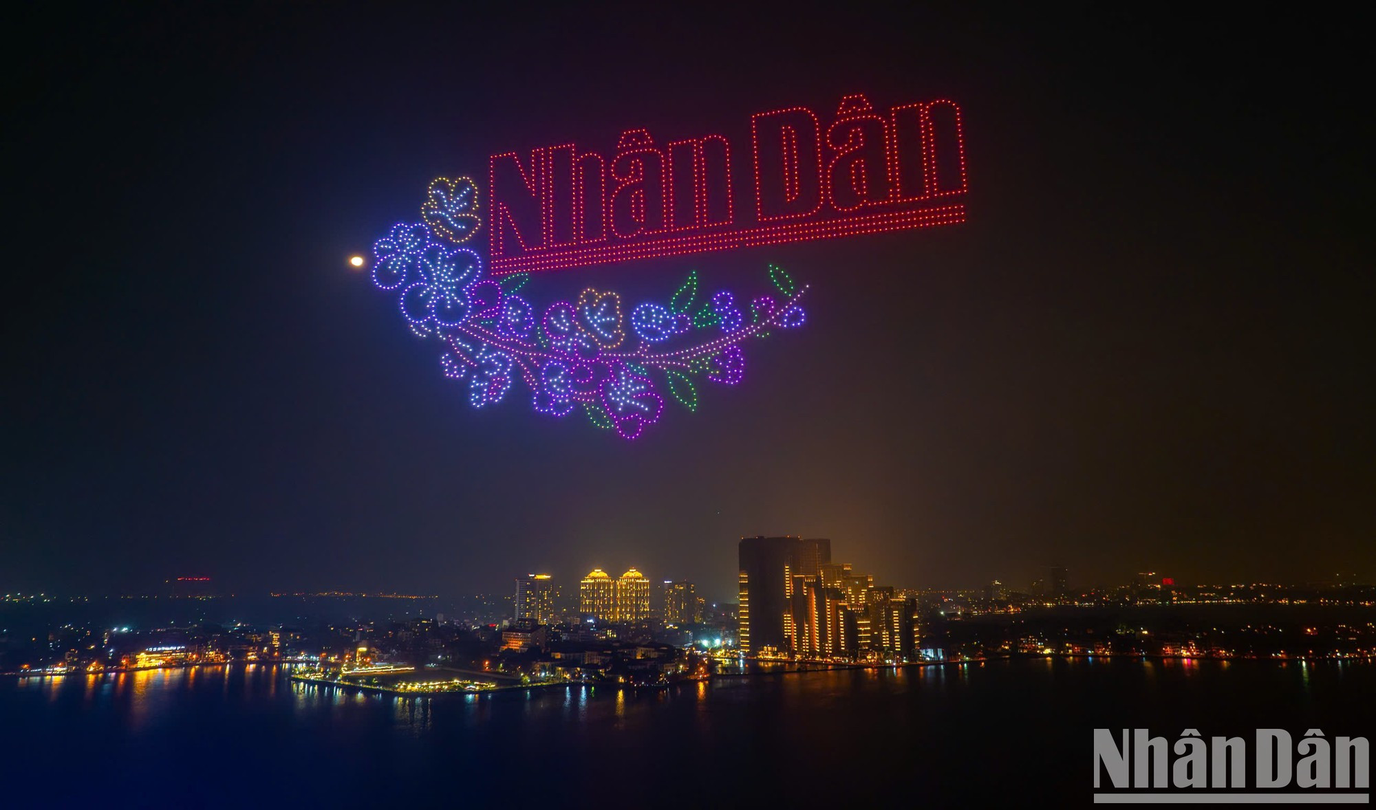 En el cielo de Hanói, los drones pintan el logotipo del periódico Nhan Dan. En el cielo de Hanói, los drones pintan el logotipo del periódico Nhan Dan.