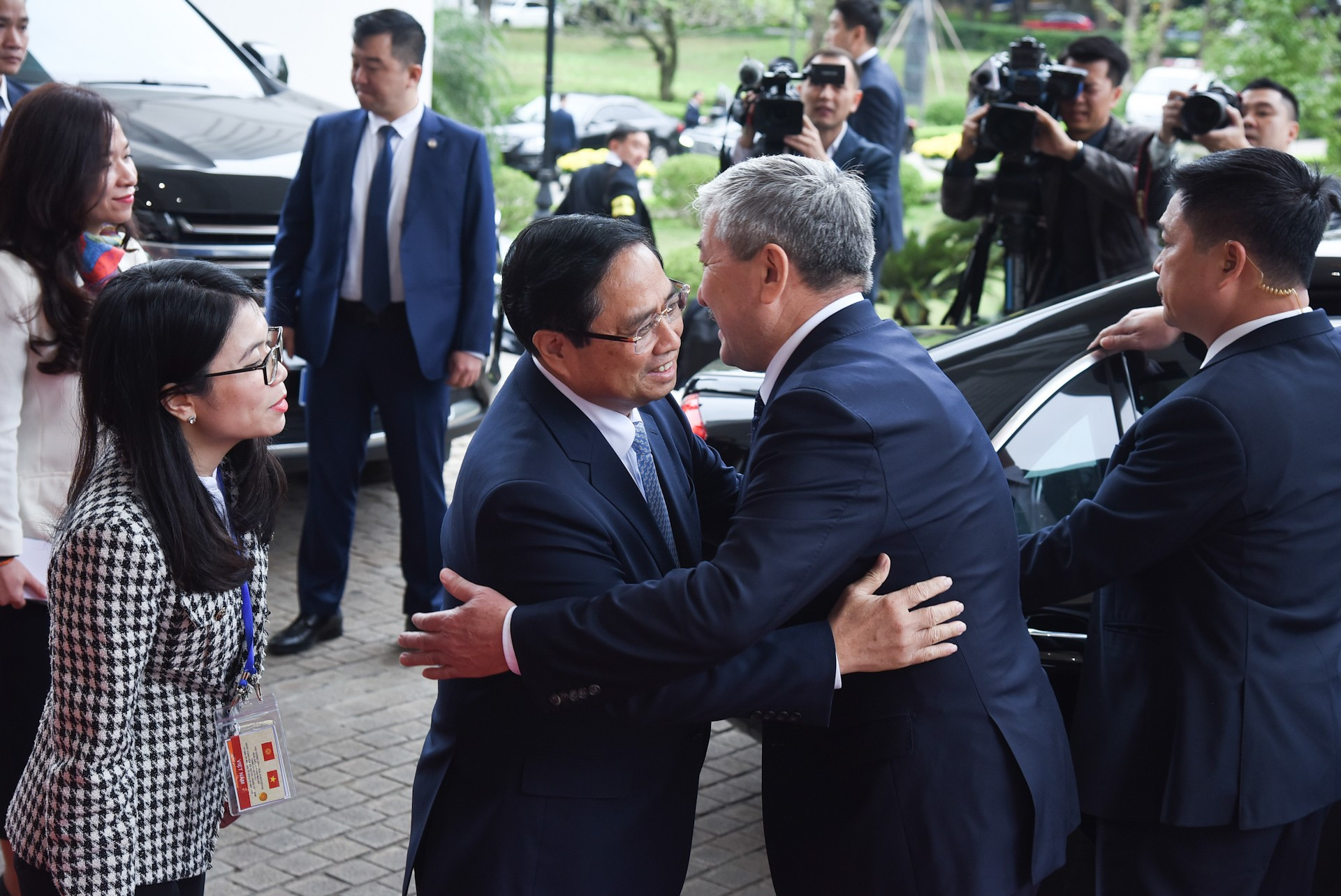 El premier vietnamita Pham Minh Chinh despide a su homólogo de Kirguistán, Adylbek Kasimalyev.