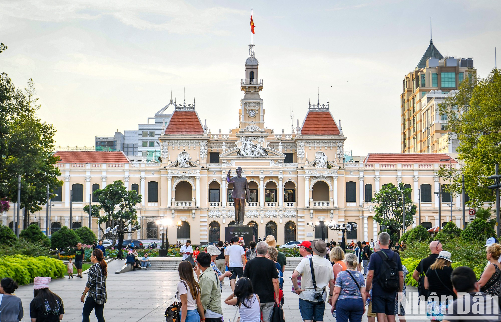 La sede del Comité Popular de Ciudad Ho Chi Minh, ubicada en el número 86 de la calle Le Thanh Ton, en el distrito 1, es una construcción clásica diseñada por el arquitecto Emmanuele Gardès entre 1898 y 1909.