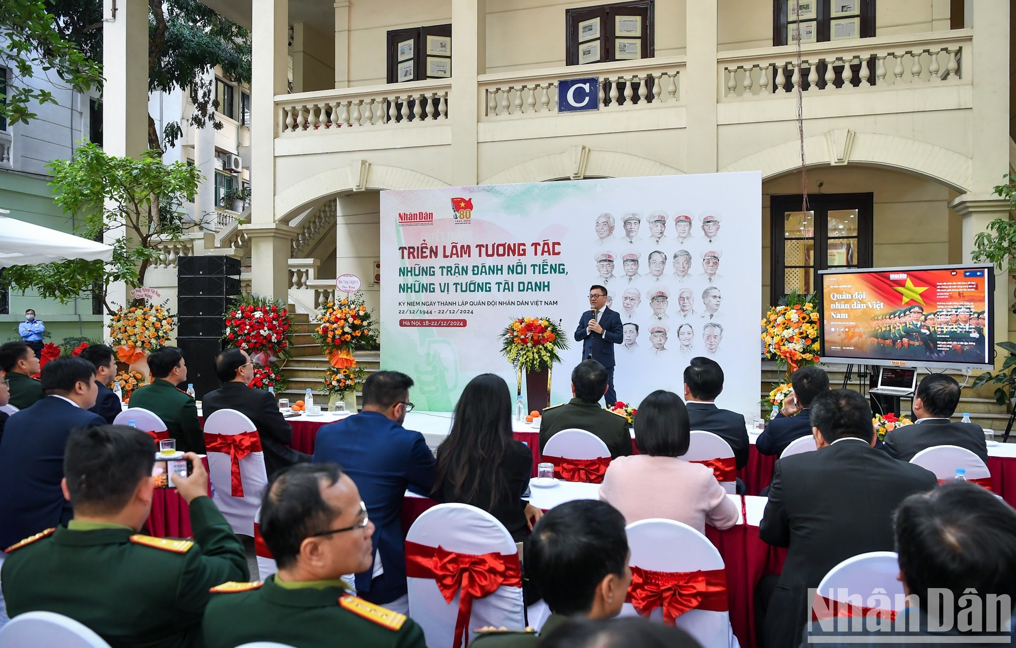 El presidente-editor de Nhan Dan, Le Quoc Minh, presenta la campaña de comunicación especial en ocasión del 80 aniversario de la fundación del Ejército Popular de Vietnam y los 35 años del Día de Defensa Nacional. El presidente-editor de Nhan Dan, Le Quoc Minh, presenta la campaña de comunicación especial en ocasión del 80 aniversario de la fundación del Ejército Popular de Vietnam y los 35 años del Día de Defensa Nacional.